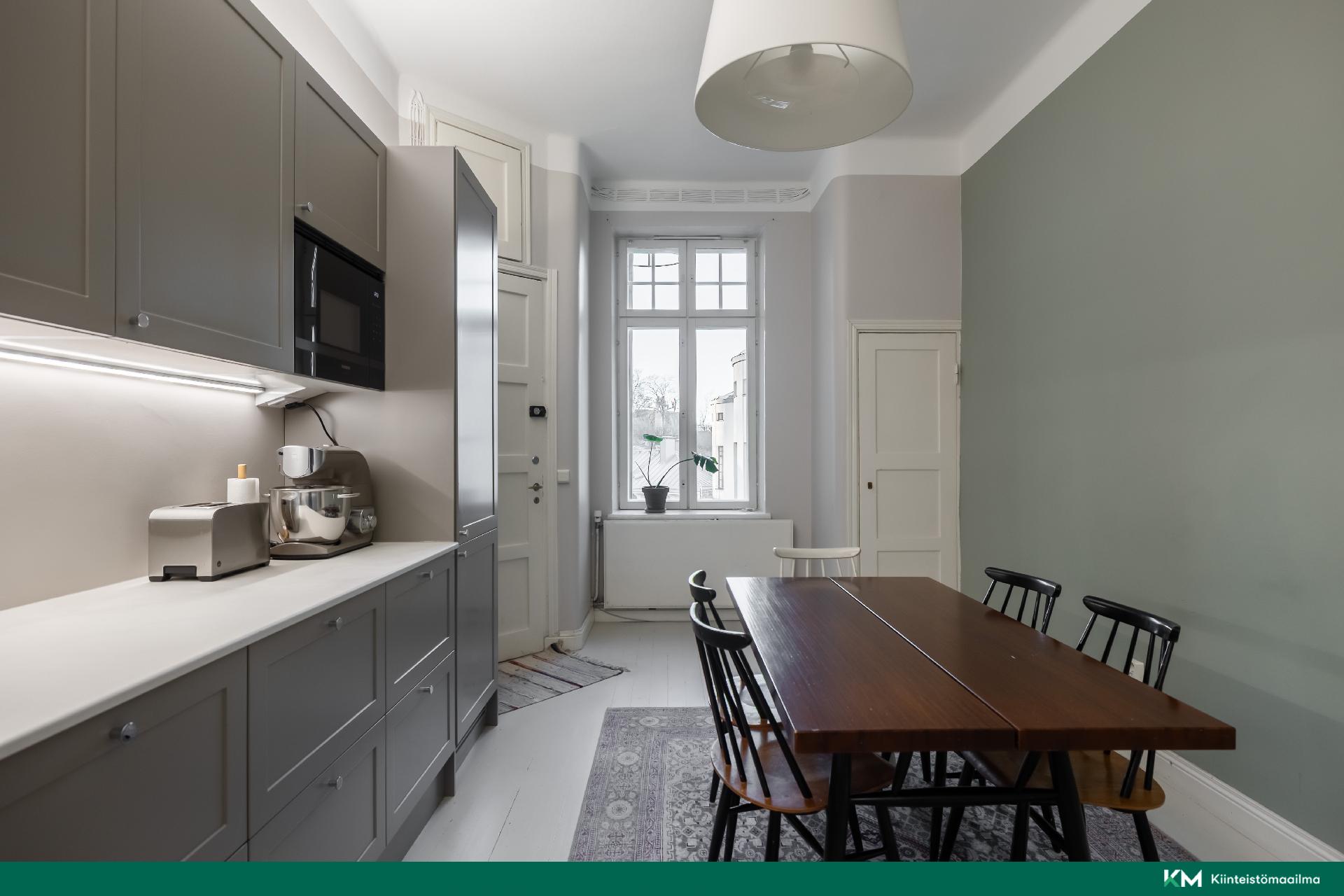 Keittiön yhteydessä on ns. piian sisäänkäynti (D-rapusta)