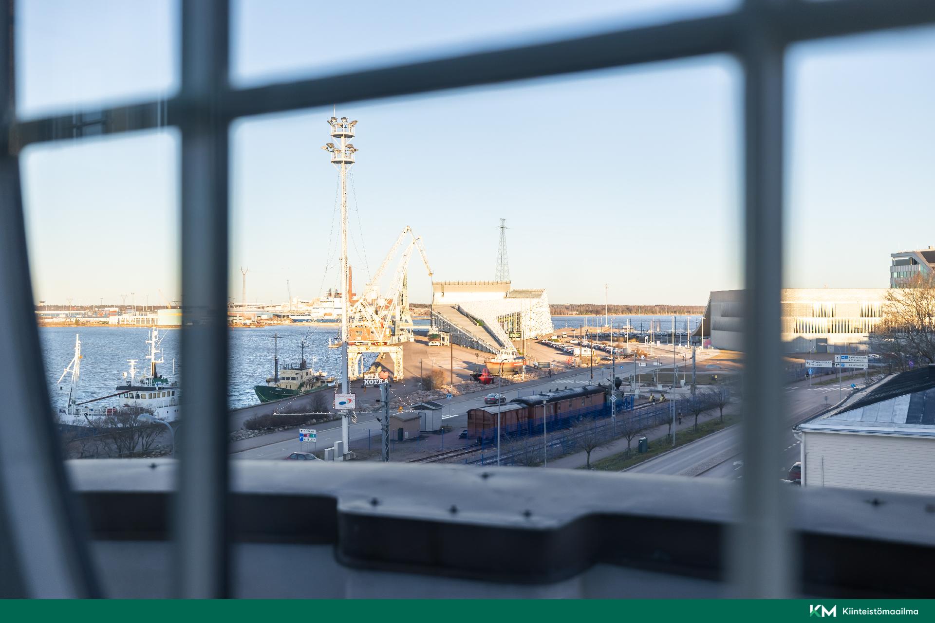Olohuoneesta näkymä kantasatamaan 