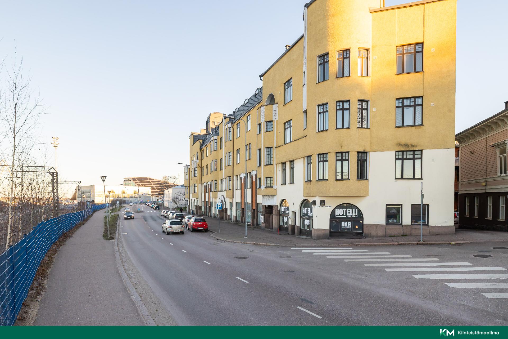 Koko korttelin mittainen taloyhtiö on upea näky Satamakadulla