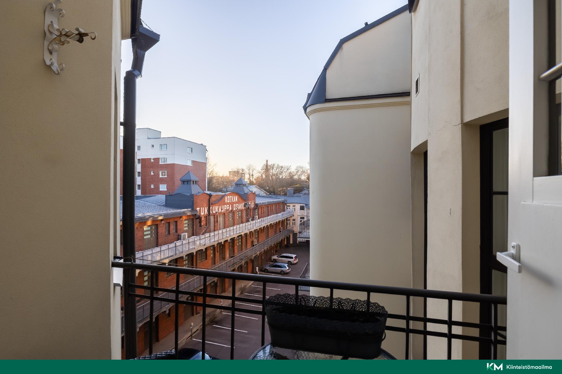 Toiselta parvekkeelta näkymä sisäpihan ja Palotorninvuoren suuntaan