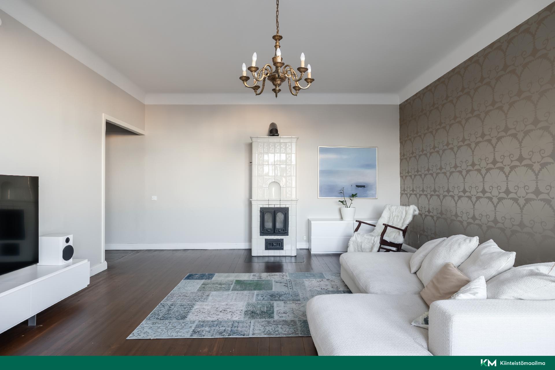 Olohuoneessa on toinen asunnon upeista kakluuneista