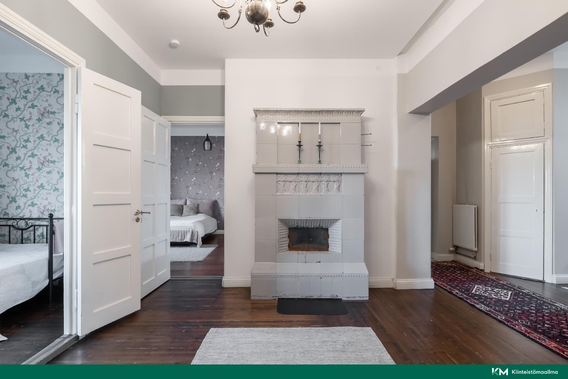 Aulatilaa koristaa upea kakluuni