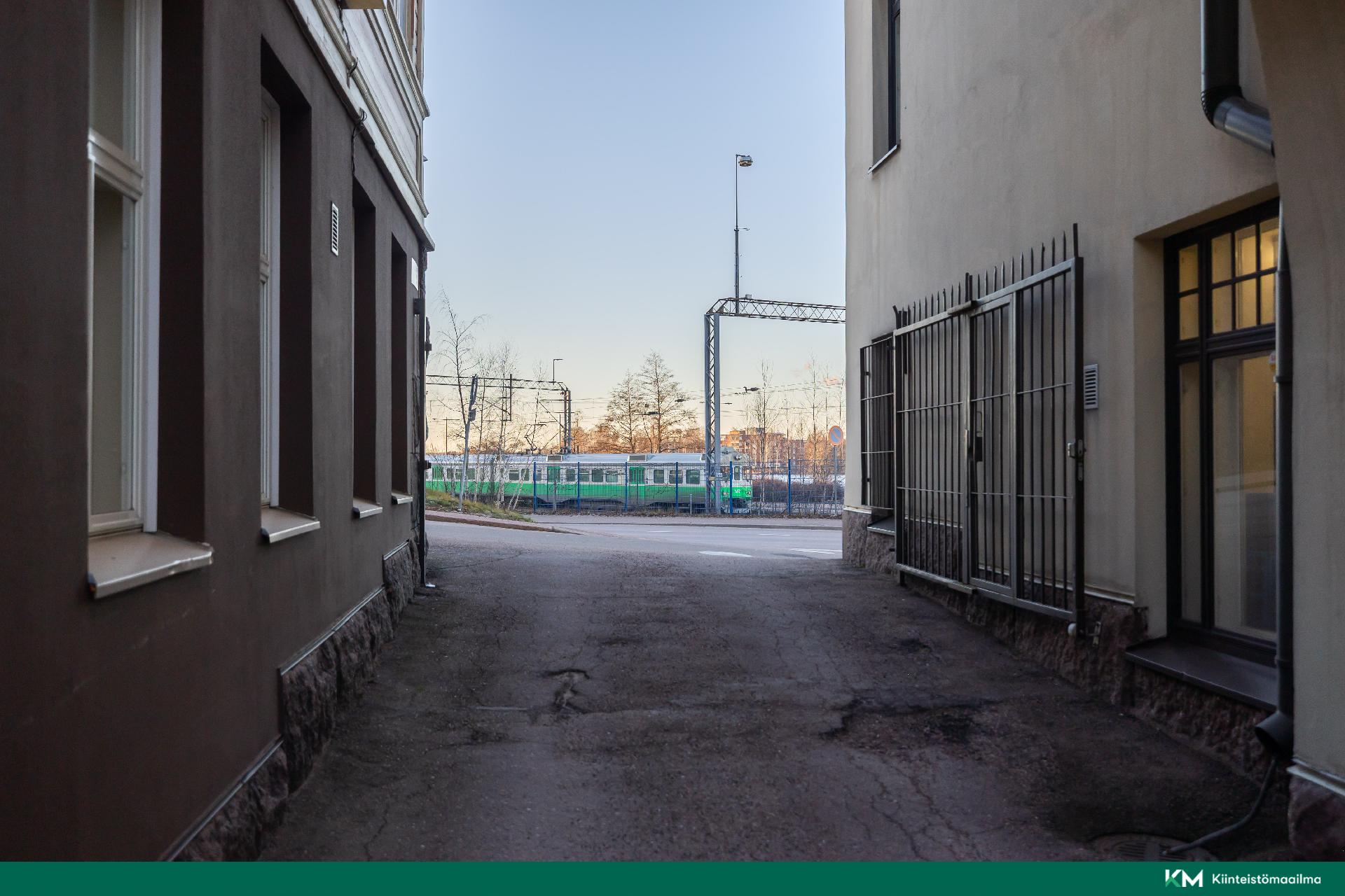 Junaseisake on aivan talon vieressä