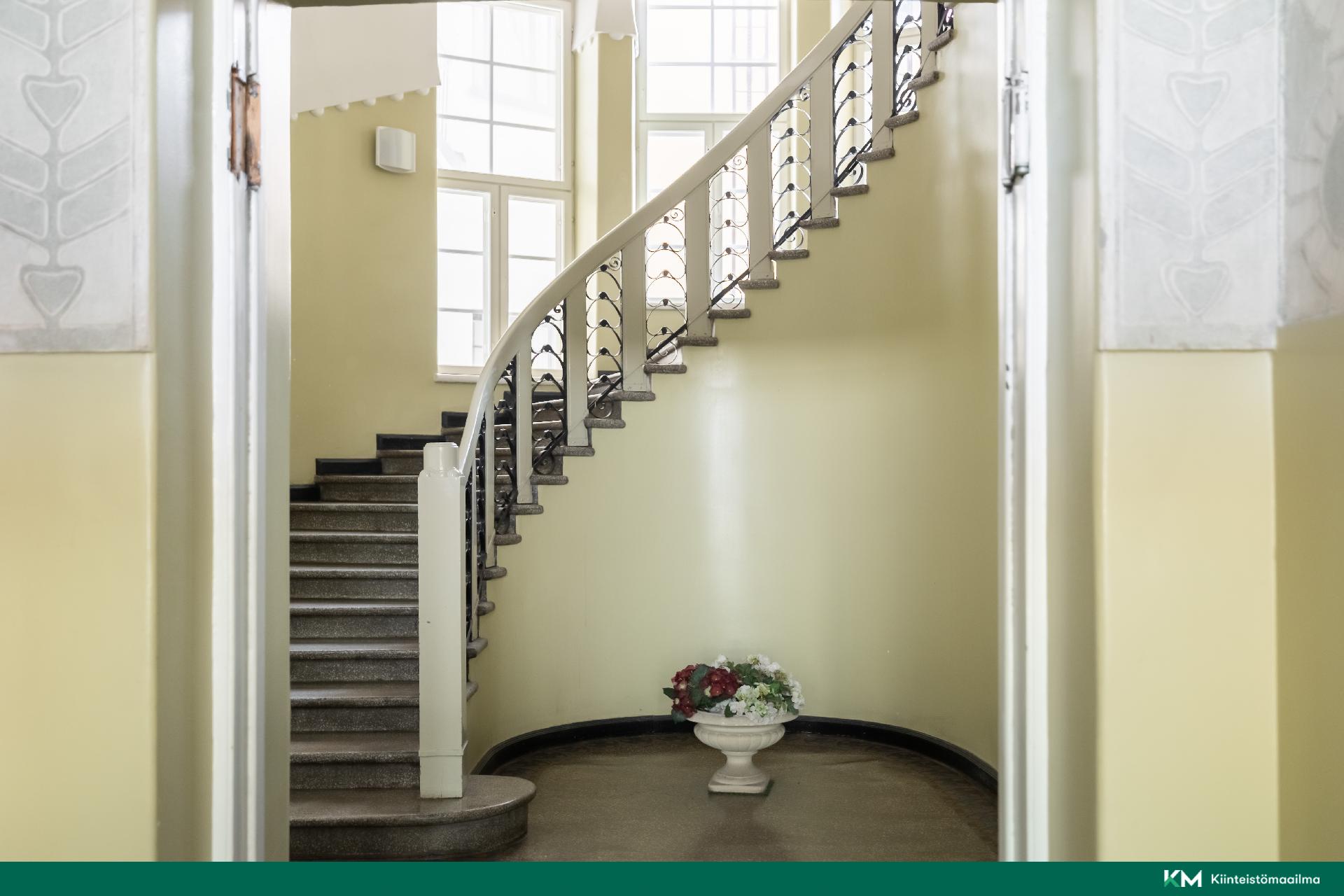 Talon arkkitehtuuri ihastuttaa jo heti sisääntuloaulassa 