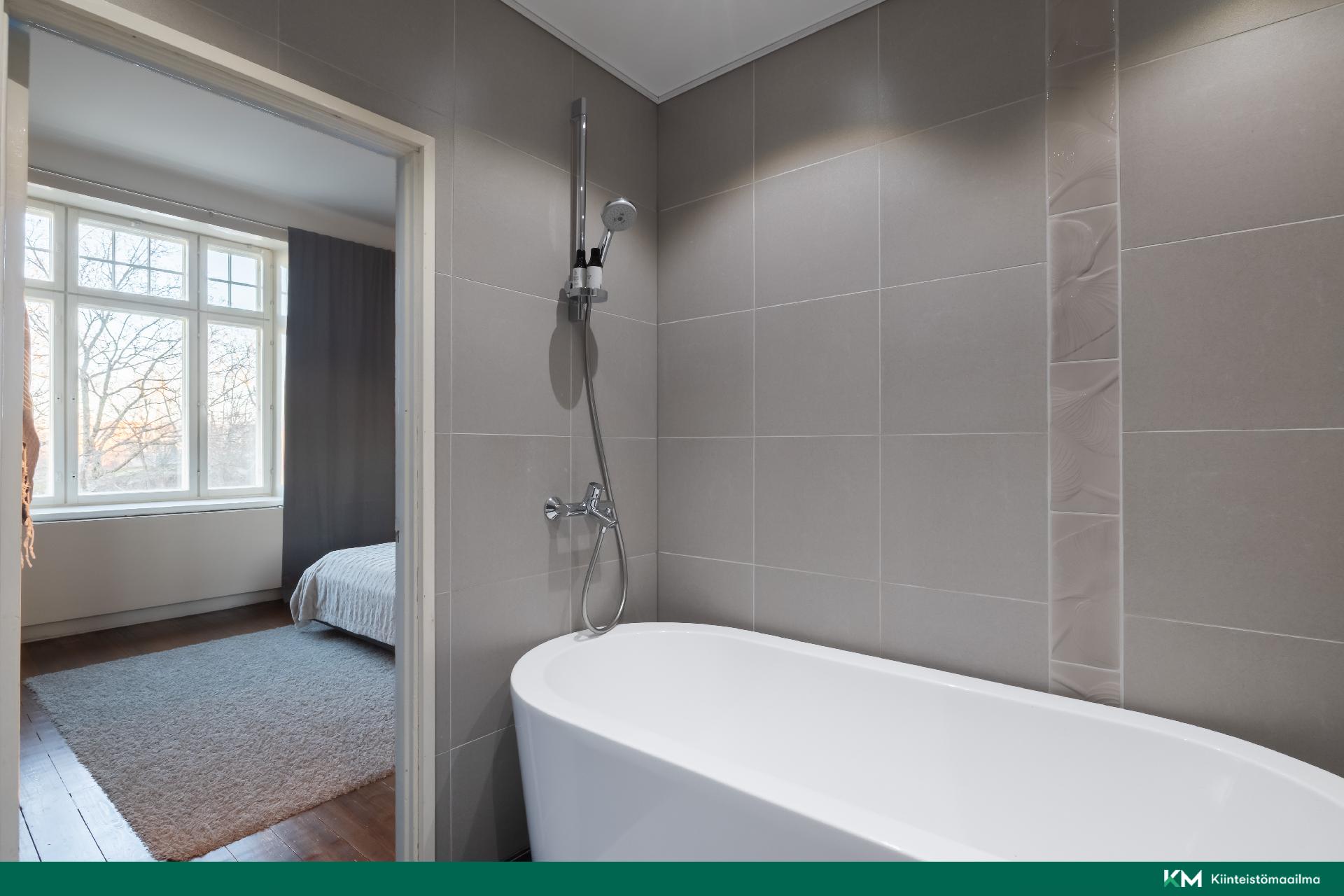 Päämakuuhuoneen yhteydessä on oma kph/wc