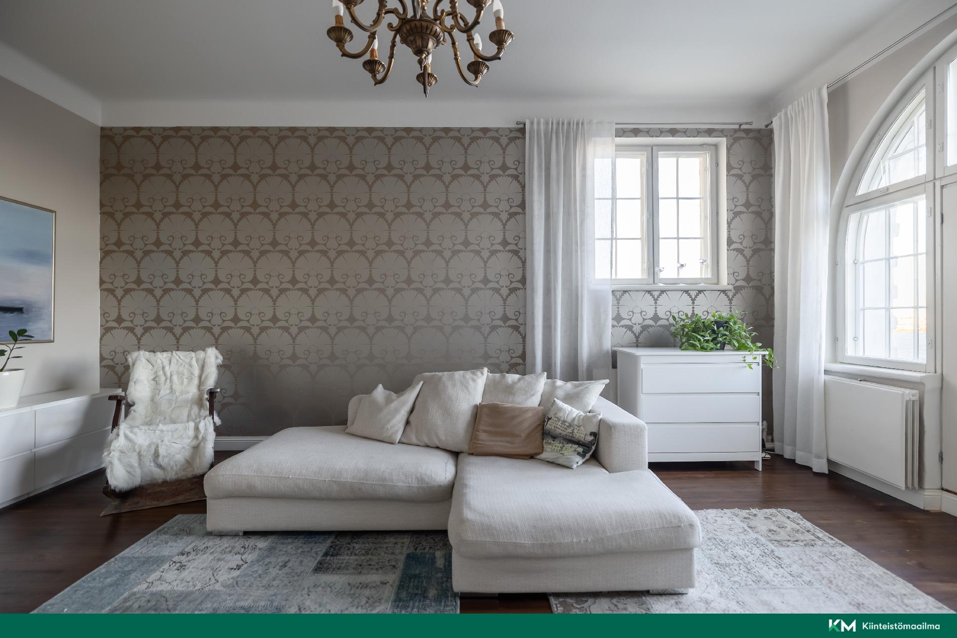 Asuntoon tulvii luonnonvaloa vähän joka suunnalta