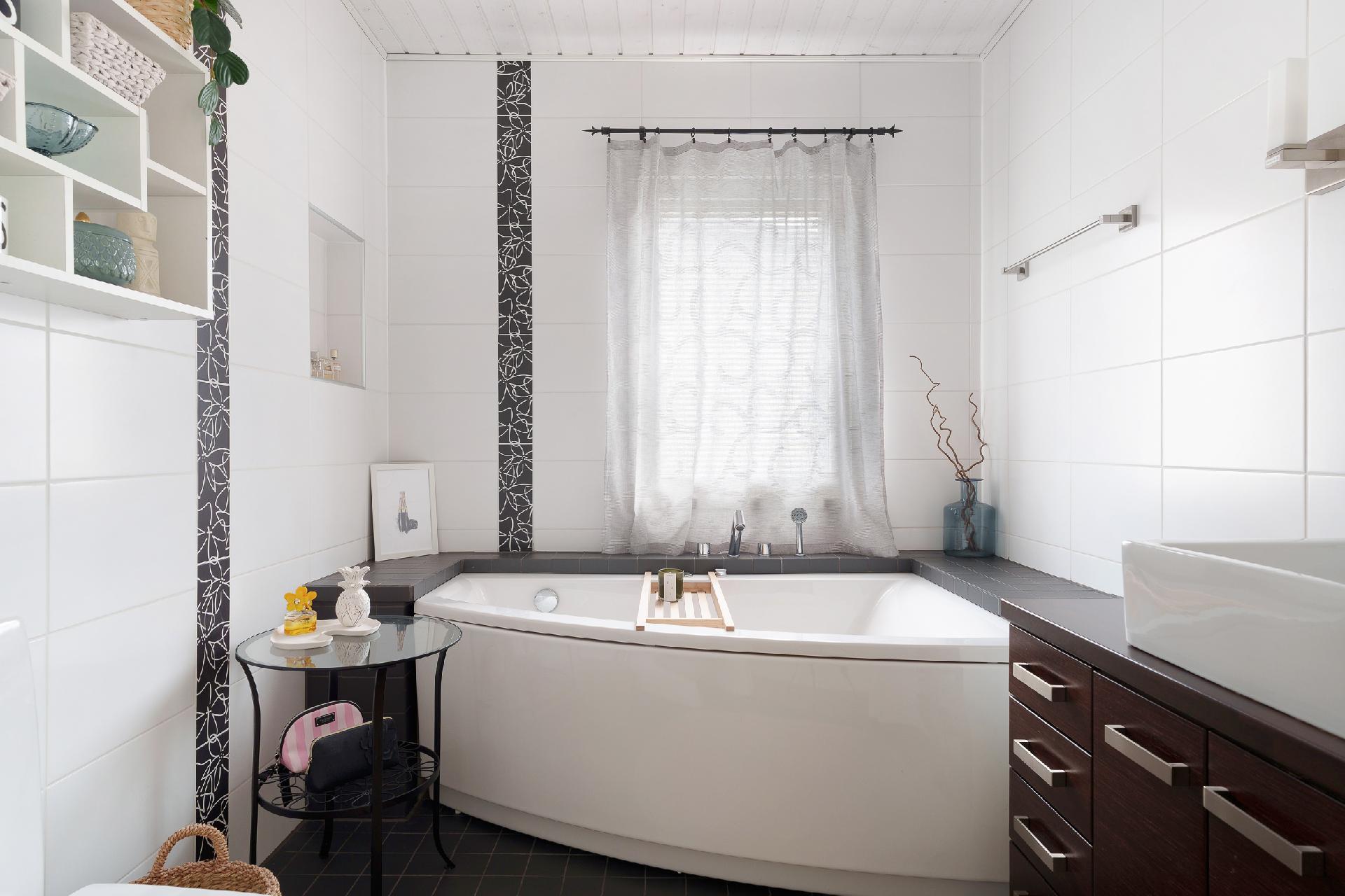 Yläkerran kylpyhuone