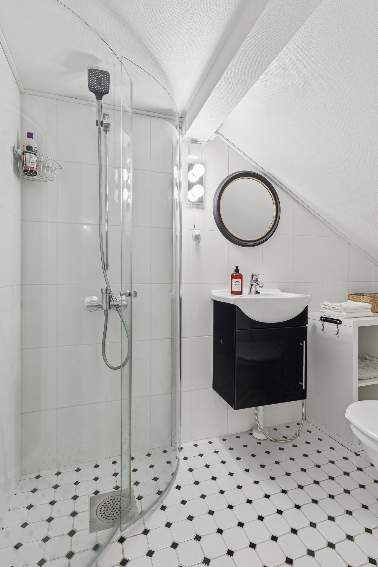 Yläkerran kylpyhuone