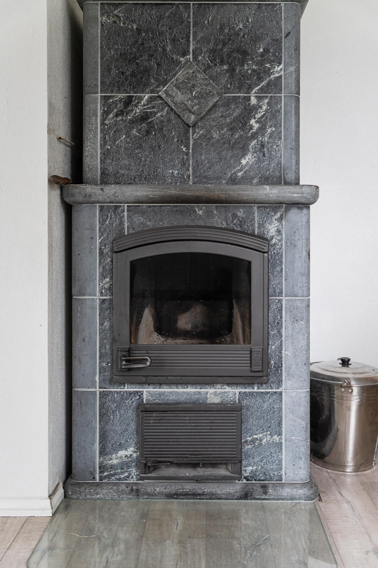 Varaava takka ruokailutilassa