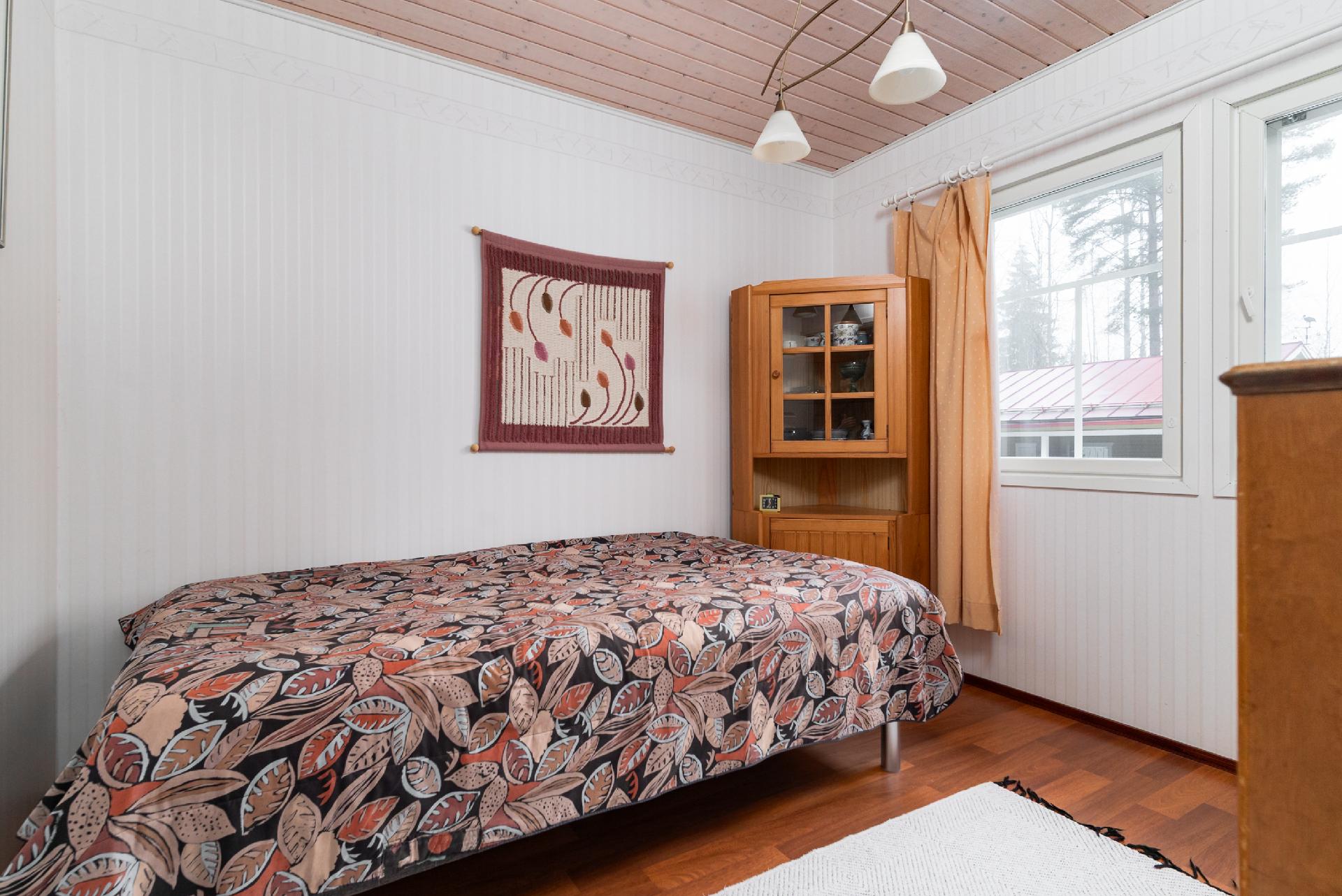 Alakerran makuuhuone