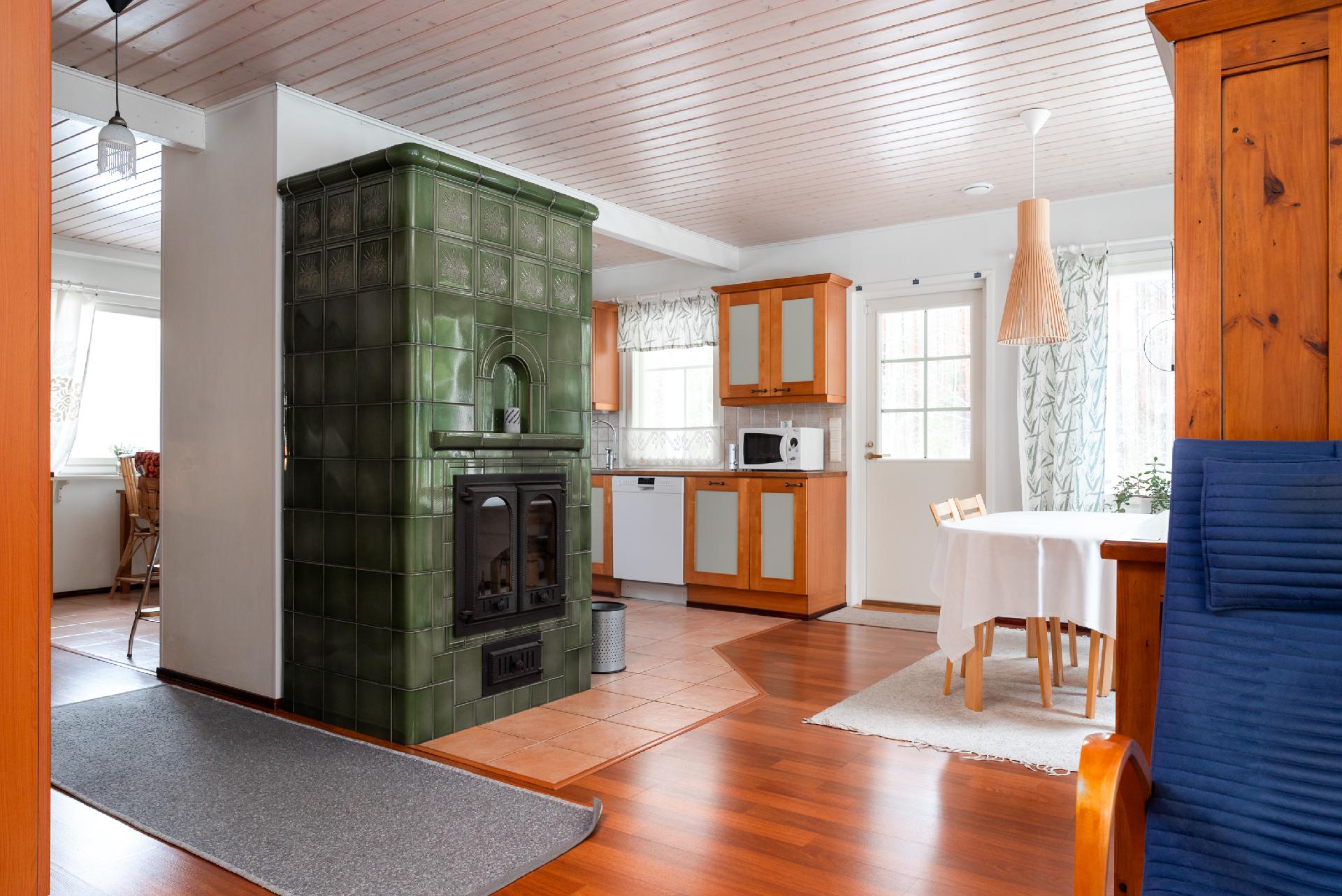 Olohuoneessa varaava takka