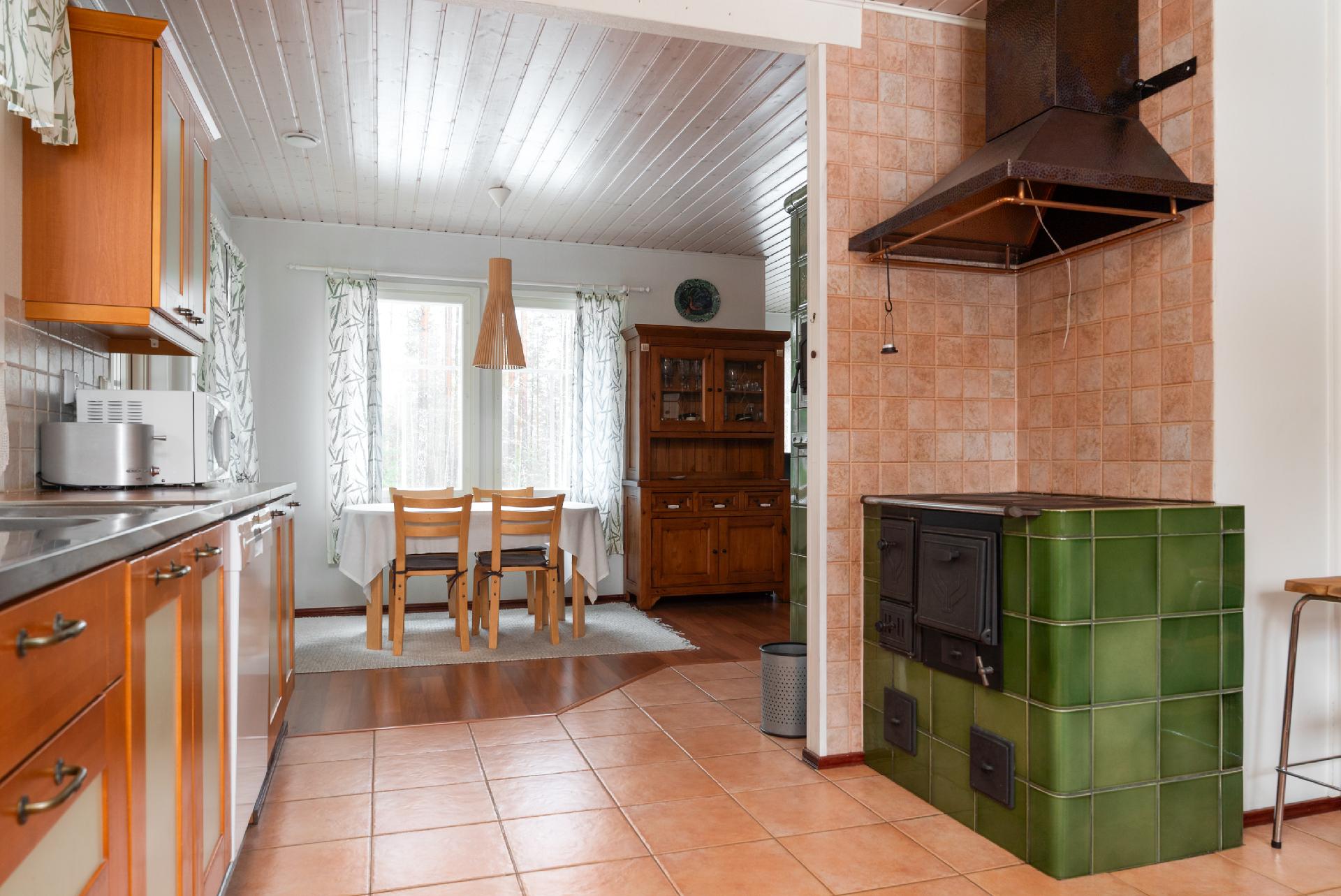 Keittiössä puuhella