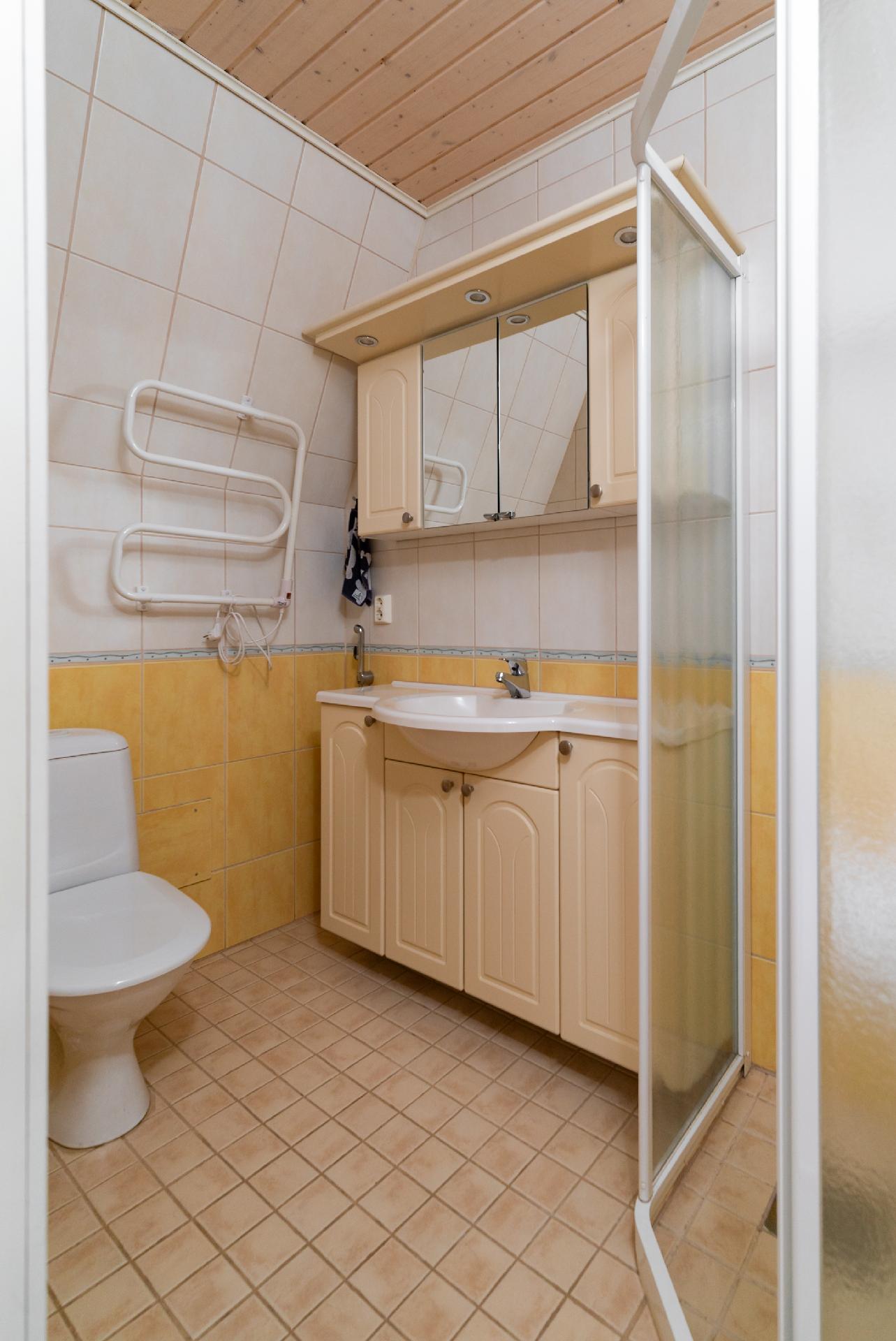 Yläkerran kylpyhuone