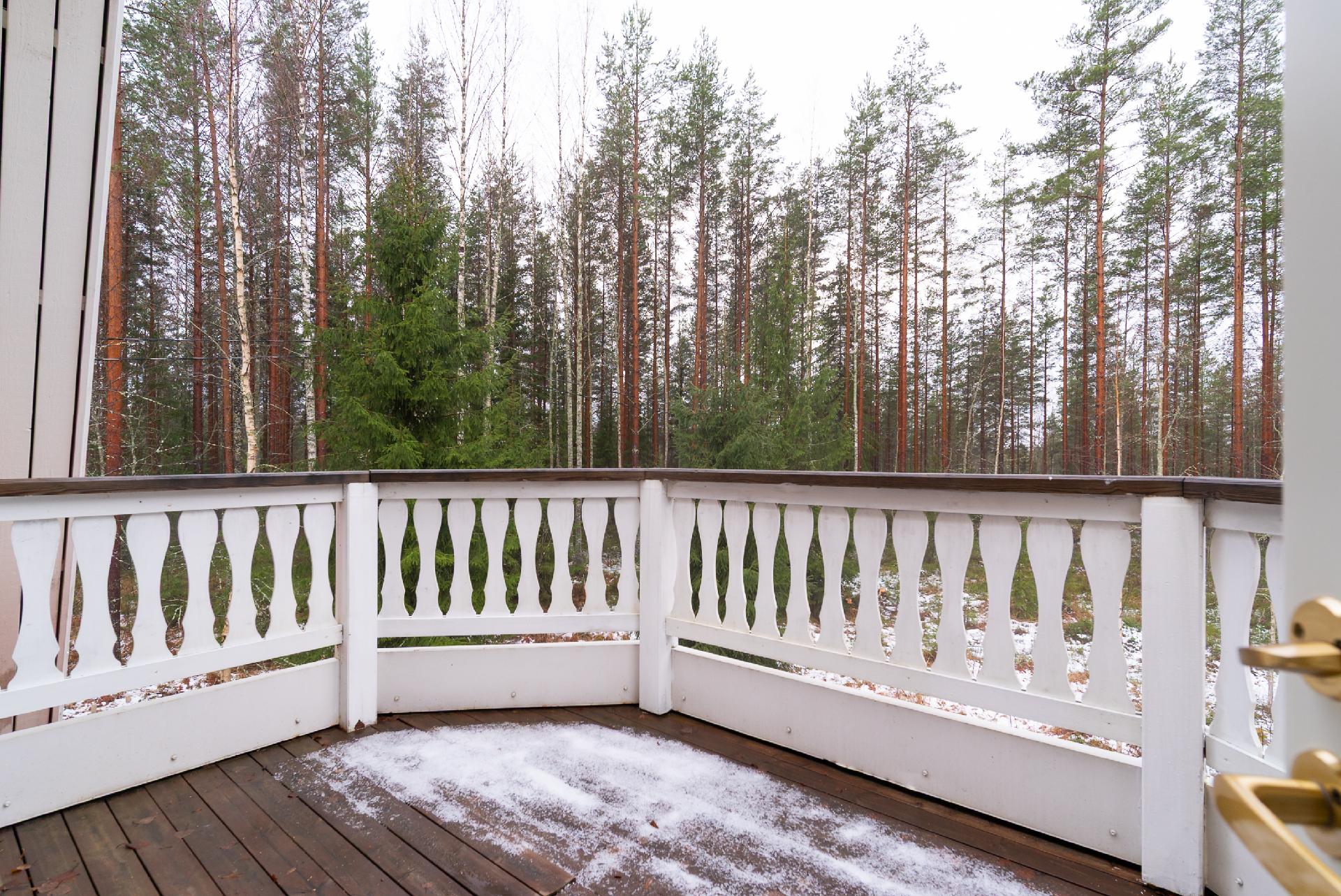 Parvekkeelle käynti aulasta