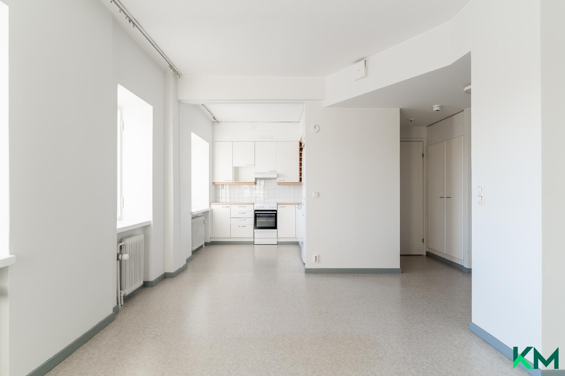 Keittiö avautuu olohuoneeseen