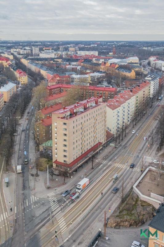 Arkiston kätköistä: ilmakuvaa Vallilasta-talo etualalla