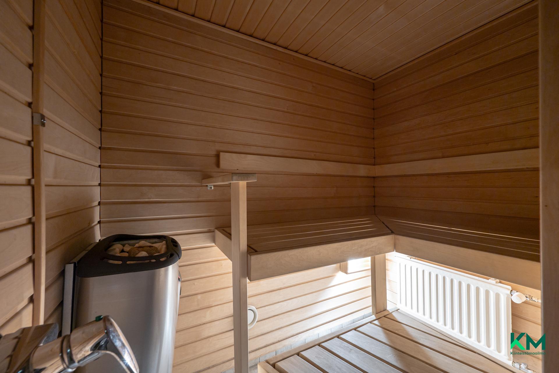 Erillisestä alakerran tilasta löytyy oma sauna, kylpyhuone, kht, Wc, kaksi huonetta ja säilytystiloja.