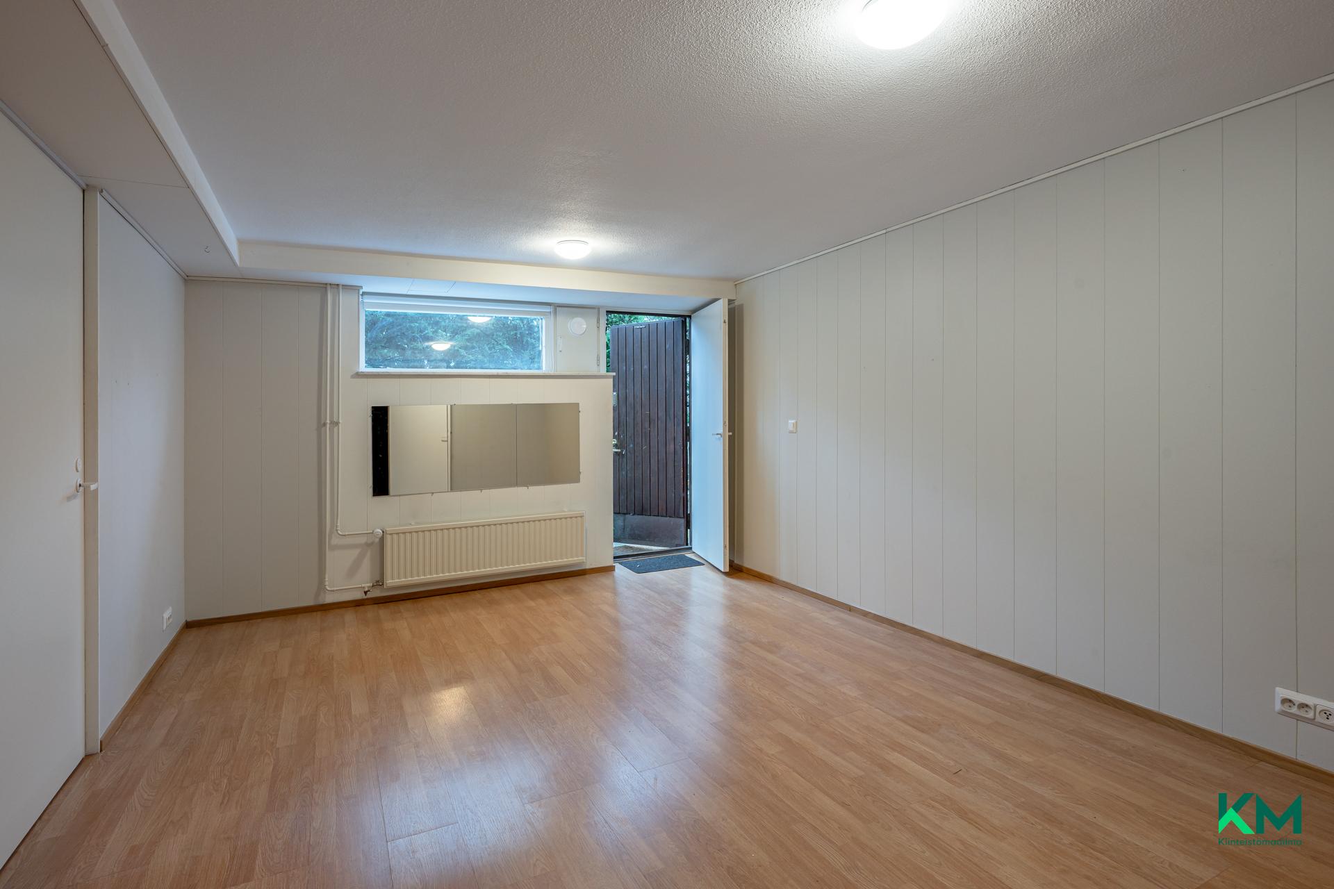 Erillisen alakertatilan huone, joissa oma sisäänkäynti myös ulkoa