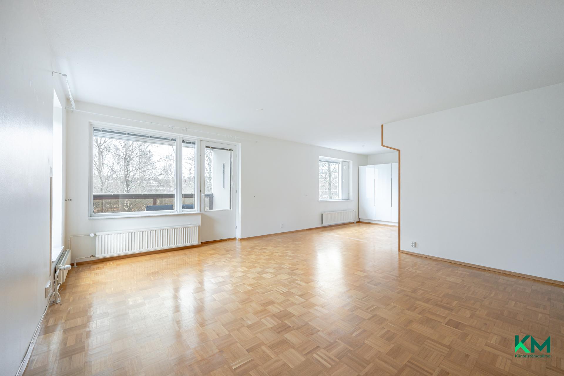 Olohuone on avara ja valoisa