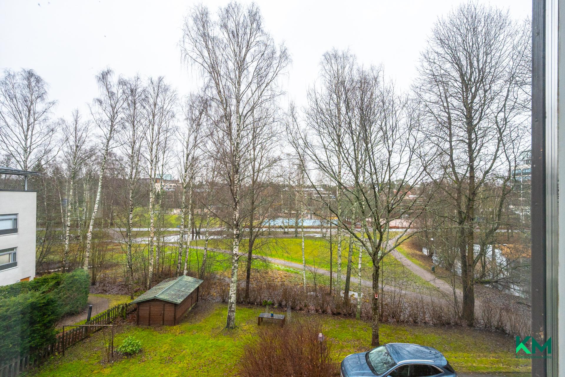 Parvekkeelta avautuva näkymä puistoon