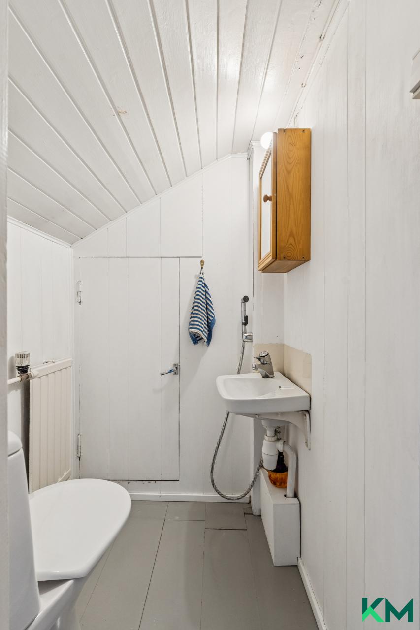 Rintamamiestalon yläkerran wc