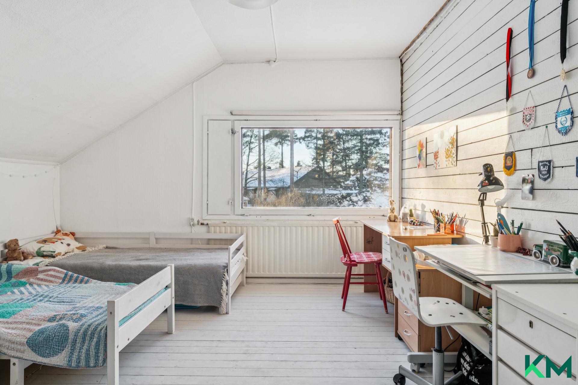 Rintamamiestalon yläkerran makuuhuone