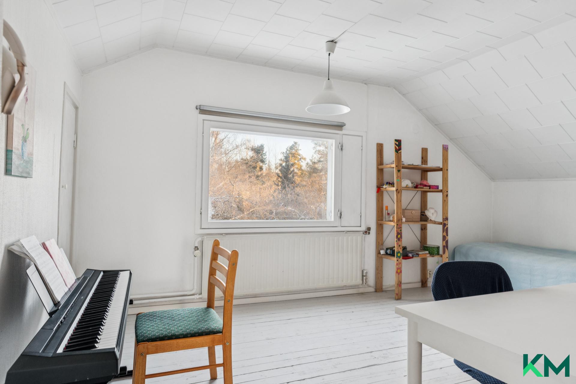 Rintamamiestalon yläkerran makuuhuone