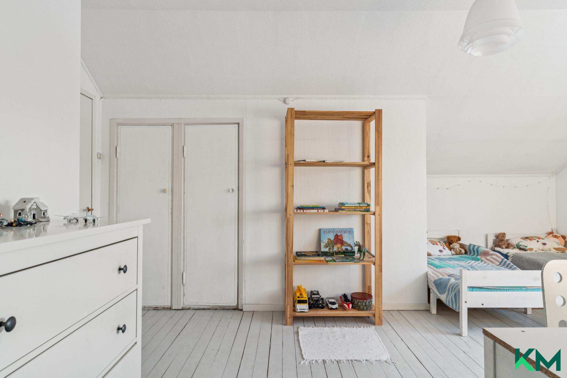 Rintamamiestalon yläkerran makuuhuone