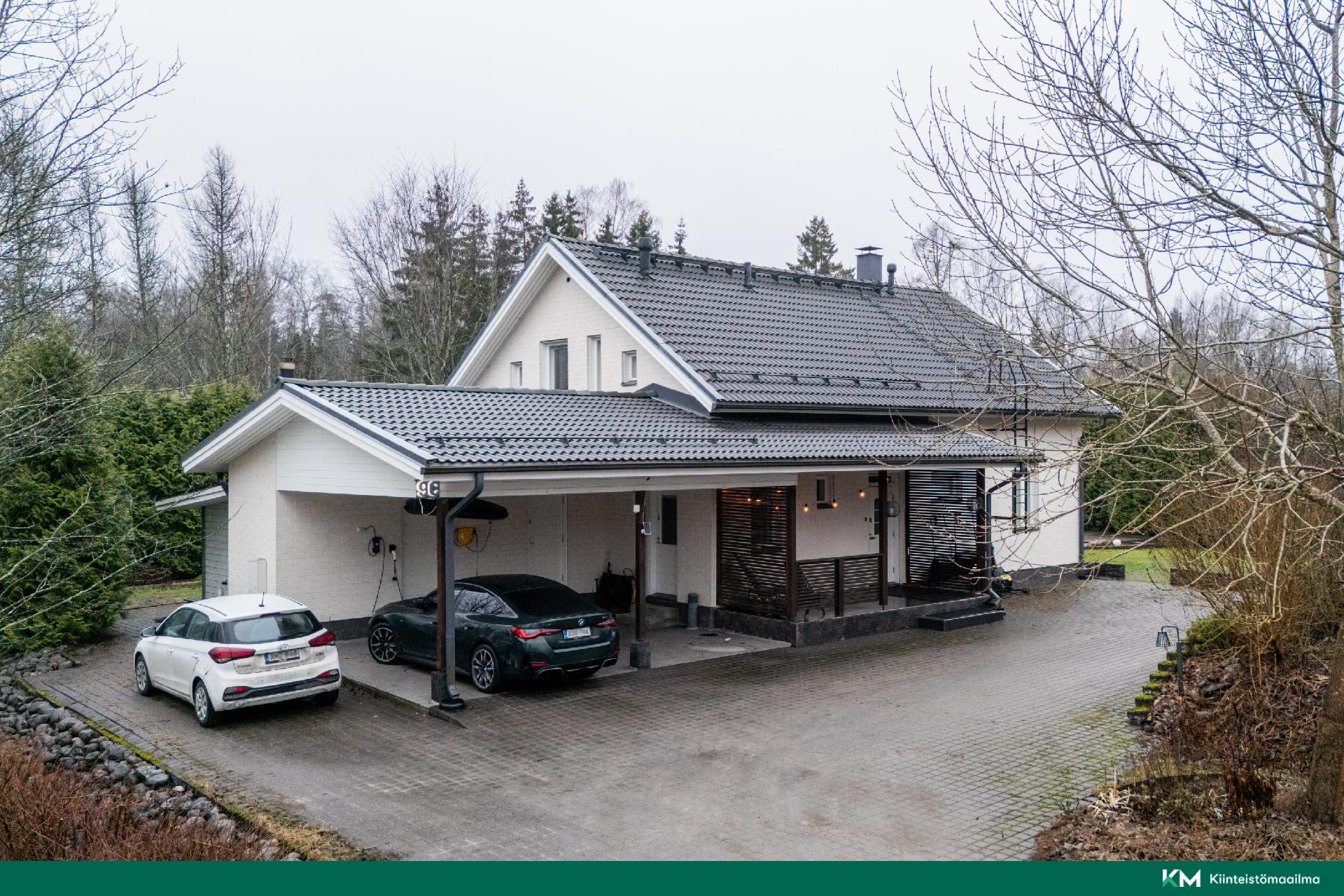 Etupihalla vahva kivetys ja hyvin autotilaa