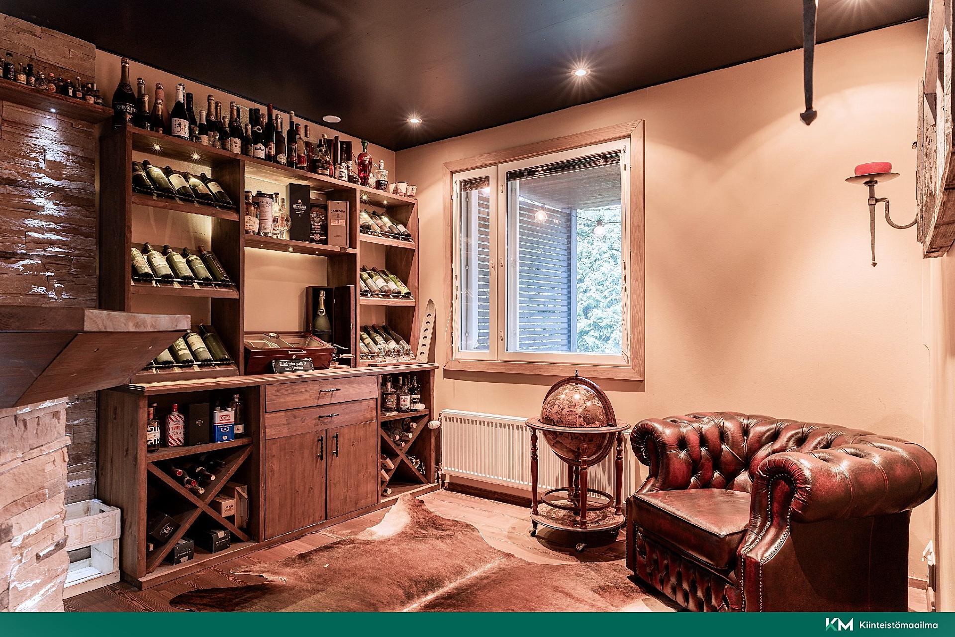 Olohuoneen viereinen huone (mh).