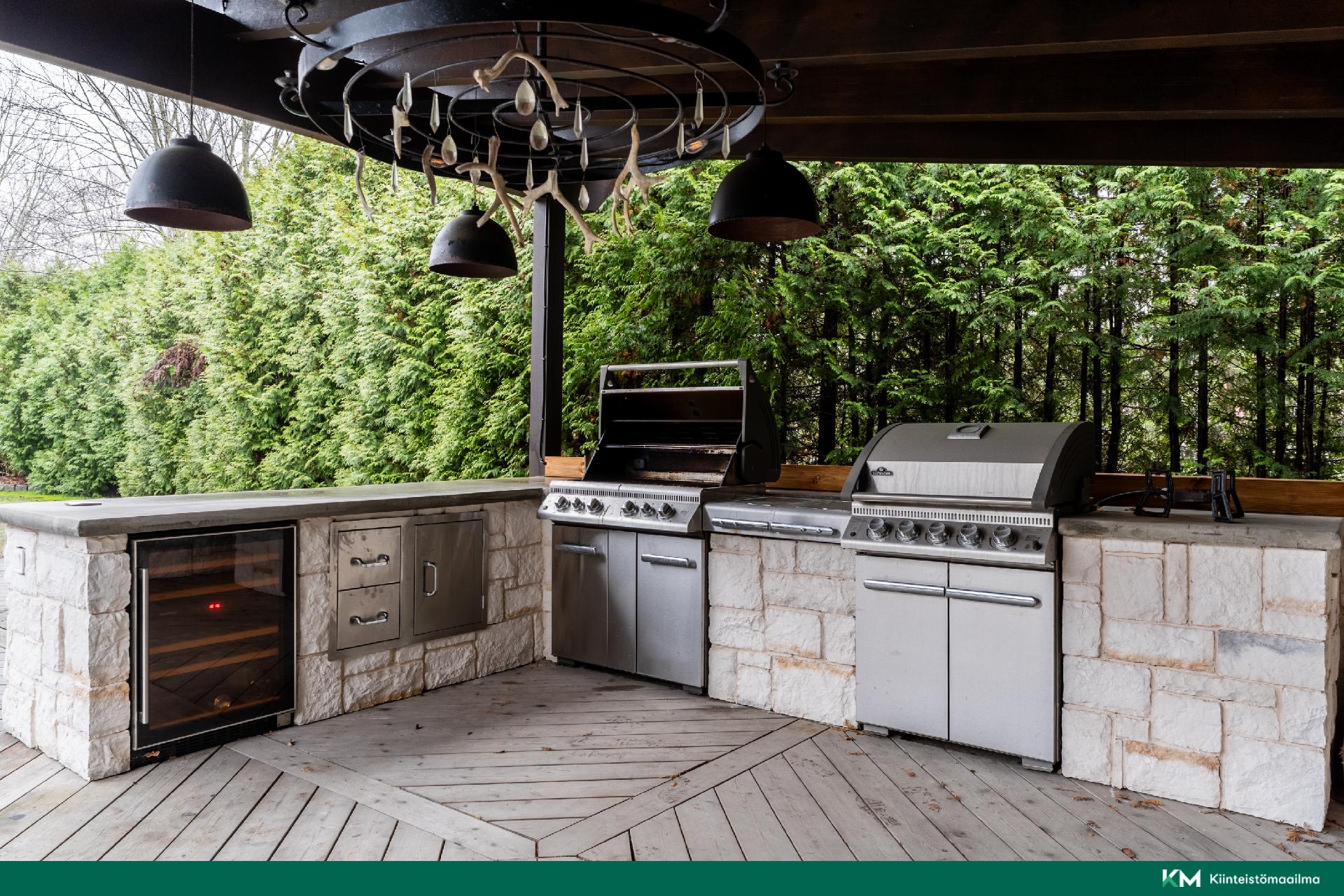 Kaksi kaasugrilliä ja jääkaappi valmiina kesän juhliin