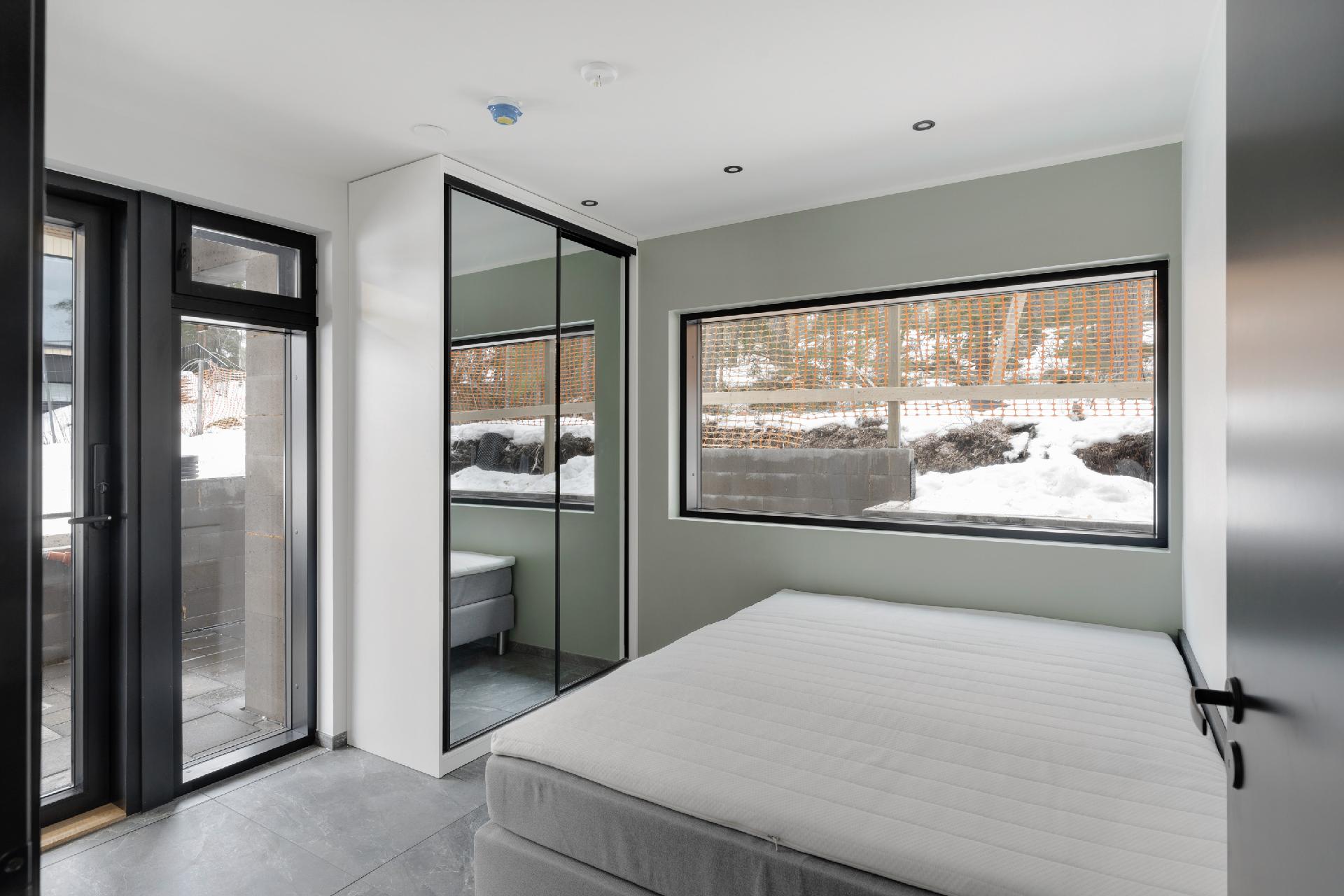 Alakerran ulko-ovellinen makuuhuone