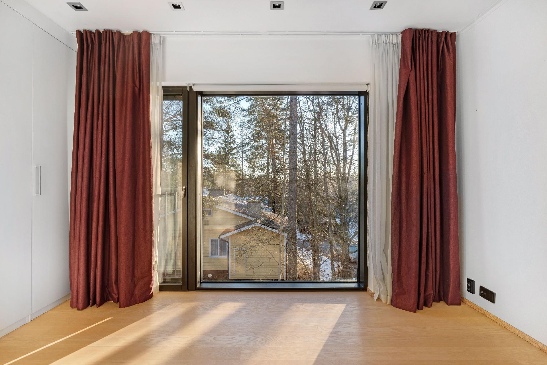 Päämakuuhuoneessa isot ikkunat