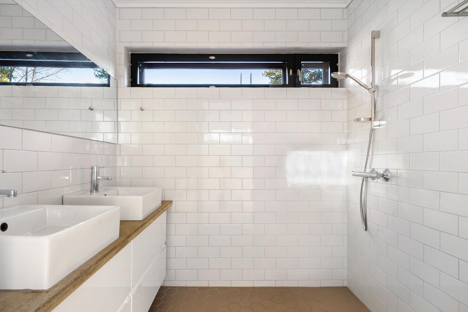 Yläkerran kylpyhuone