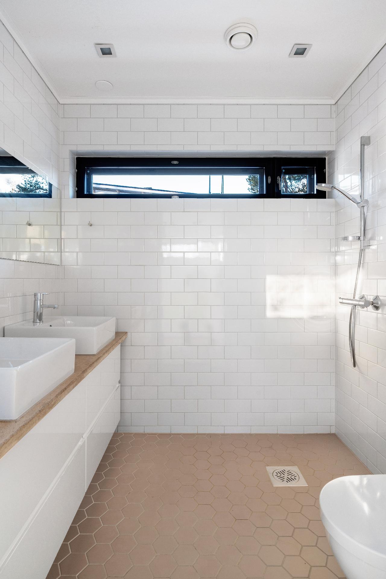 Yläkerran kylpyhuone