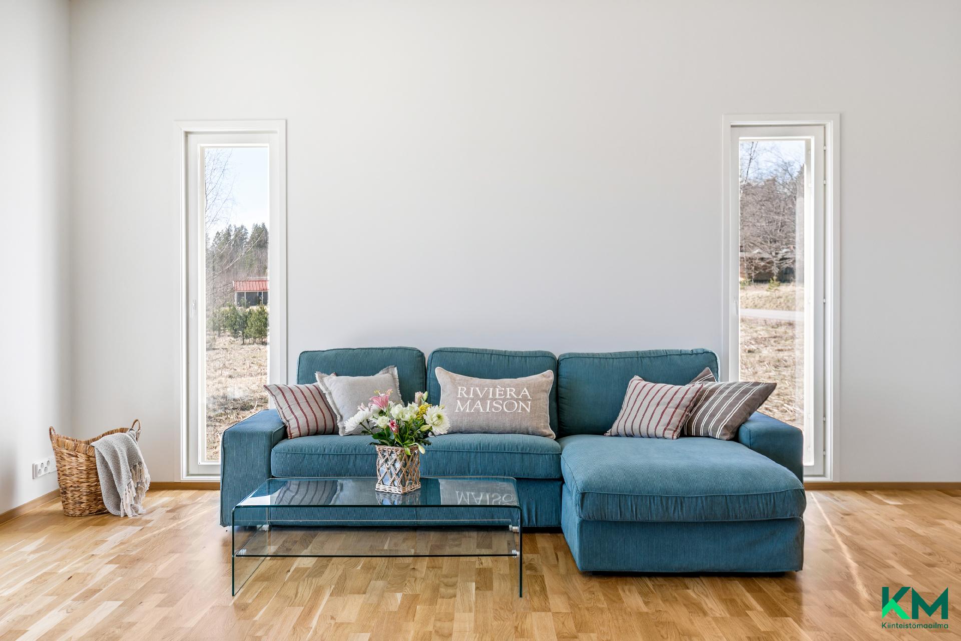 Valoisa ja avara olohuone muodostaa kodin viihtyisän keskipisteen Det ljusa och öppna vardagsrummet är hemmets mysiga hjärta