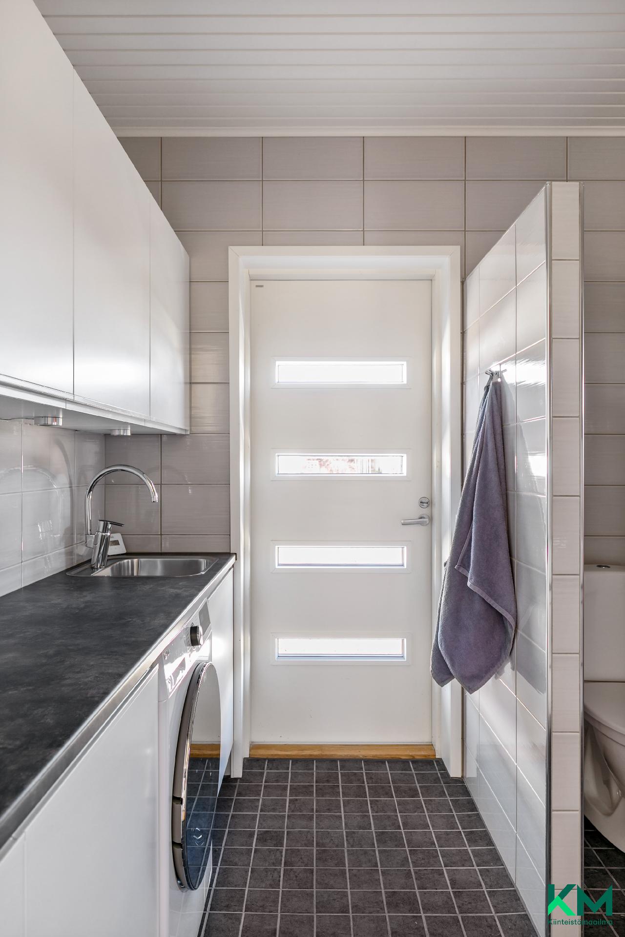 Kodinhoitohuoneeseen on oma sisäänkäynti - Hemvårdsrummet har egen ingång. 