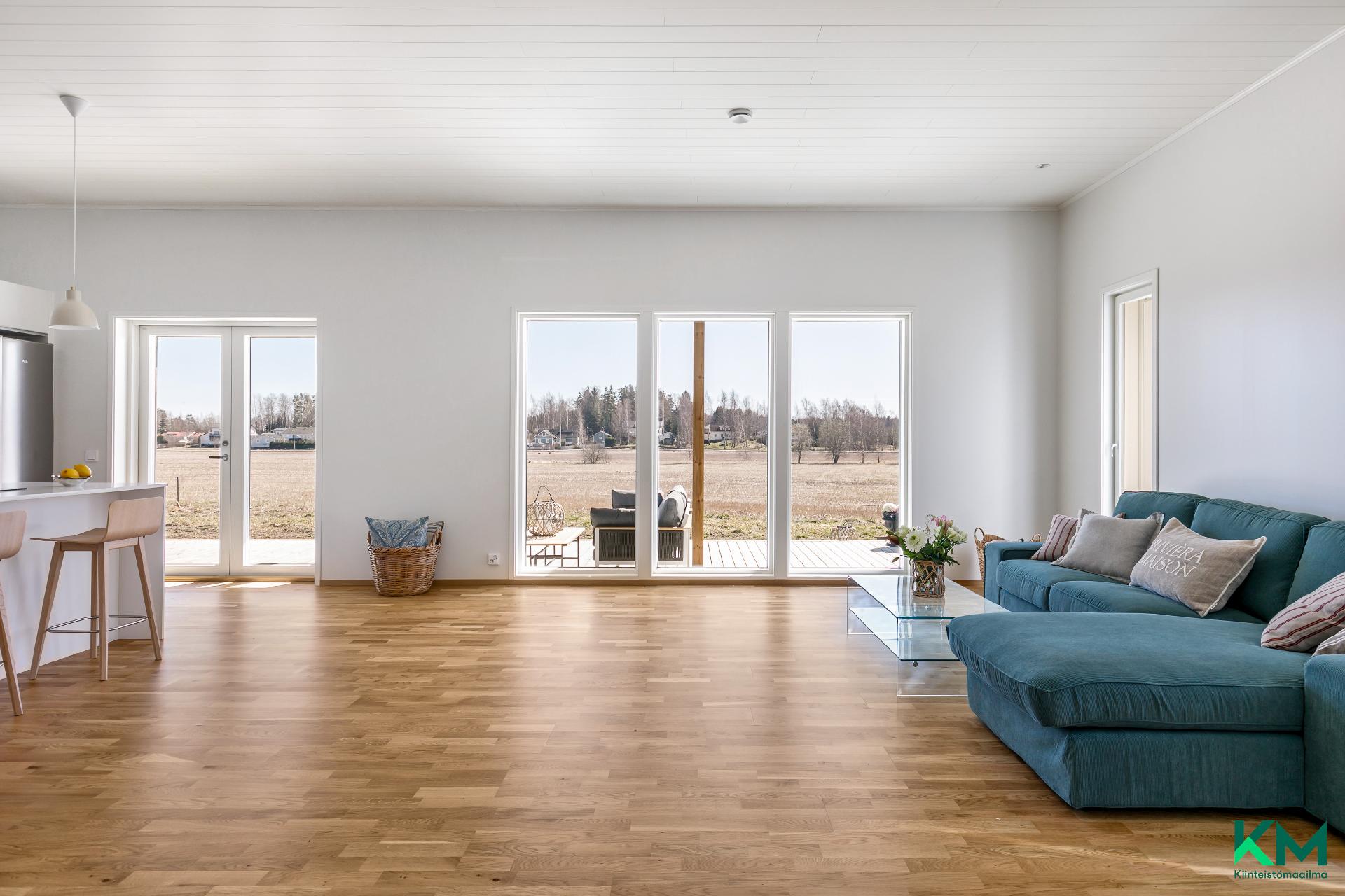 Olohuoneessa on ihastuttavat isot ikkunat, joten valoa riittää - Vardagsrummet har härliga stora fönster, så det kommer in gott om ljus 