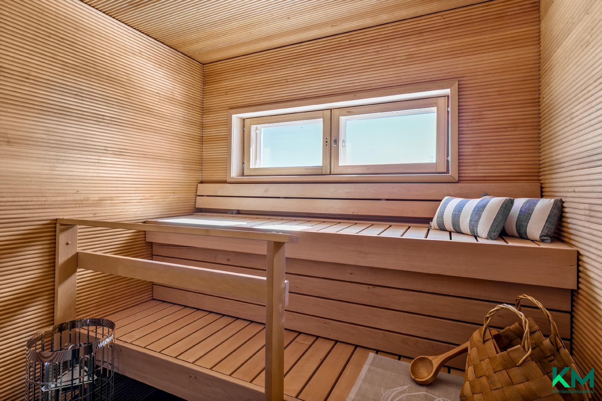 Kauniisti viimeistelty, valoisa sauna - En ljus bastu 