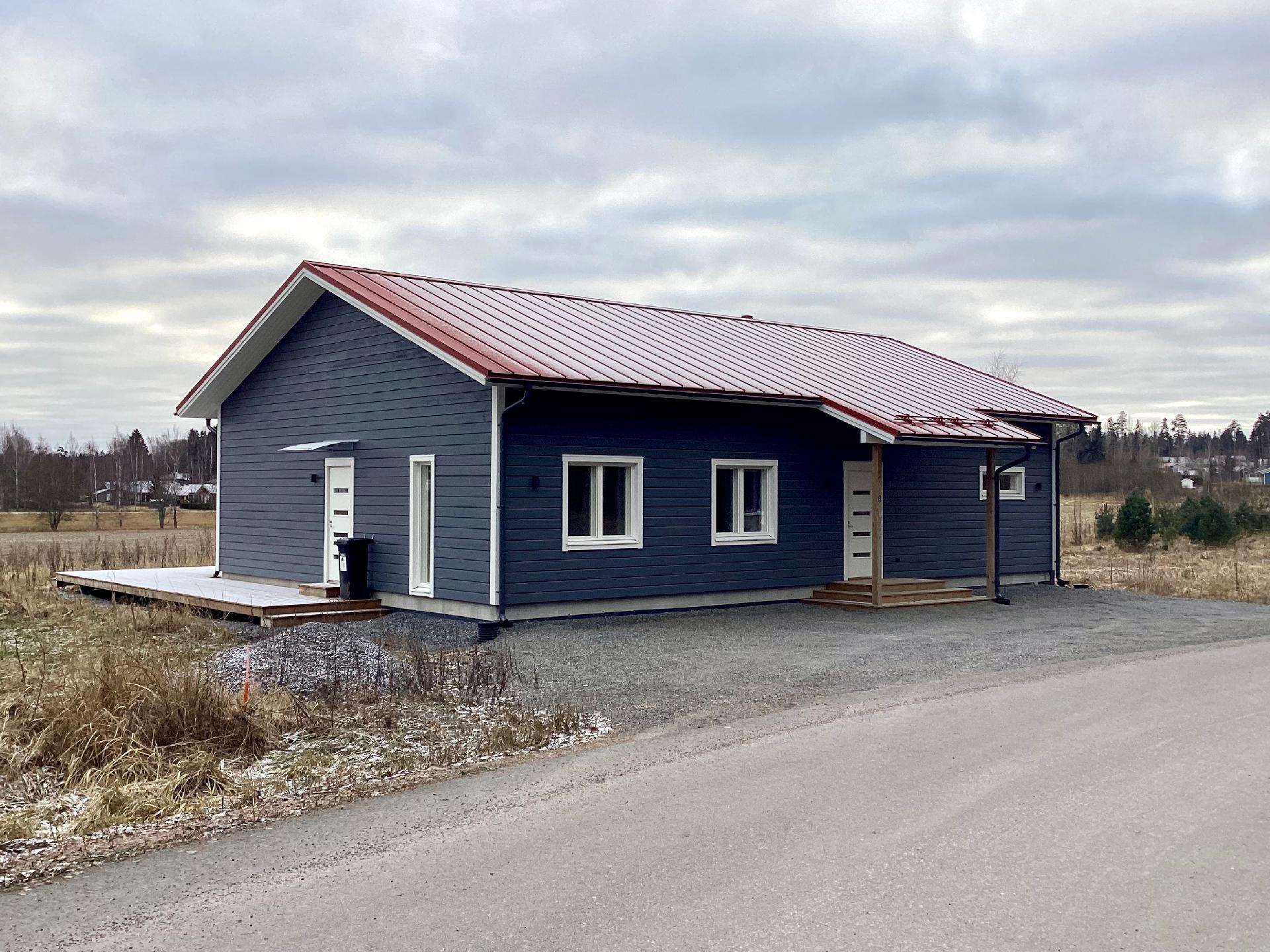 Etupihalle mahtuu useampikin auto - Flera bilar får plats på framgården