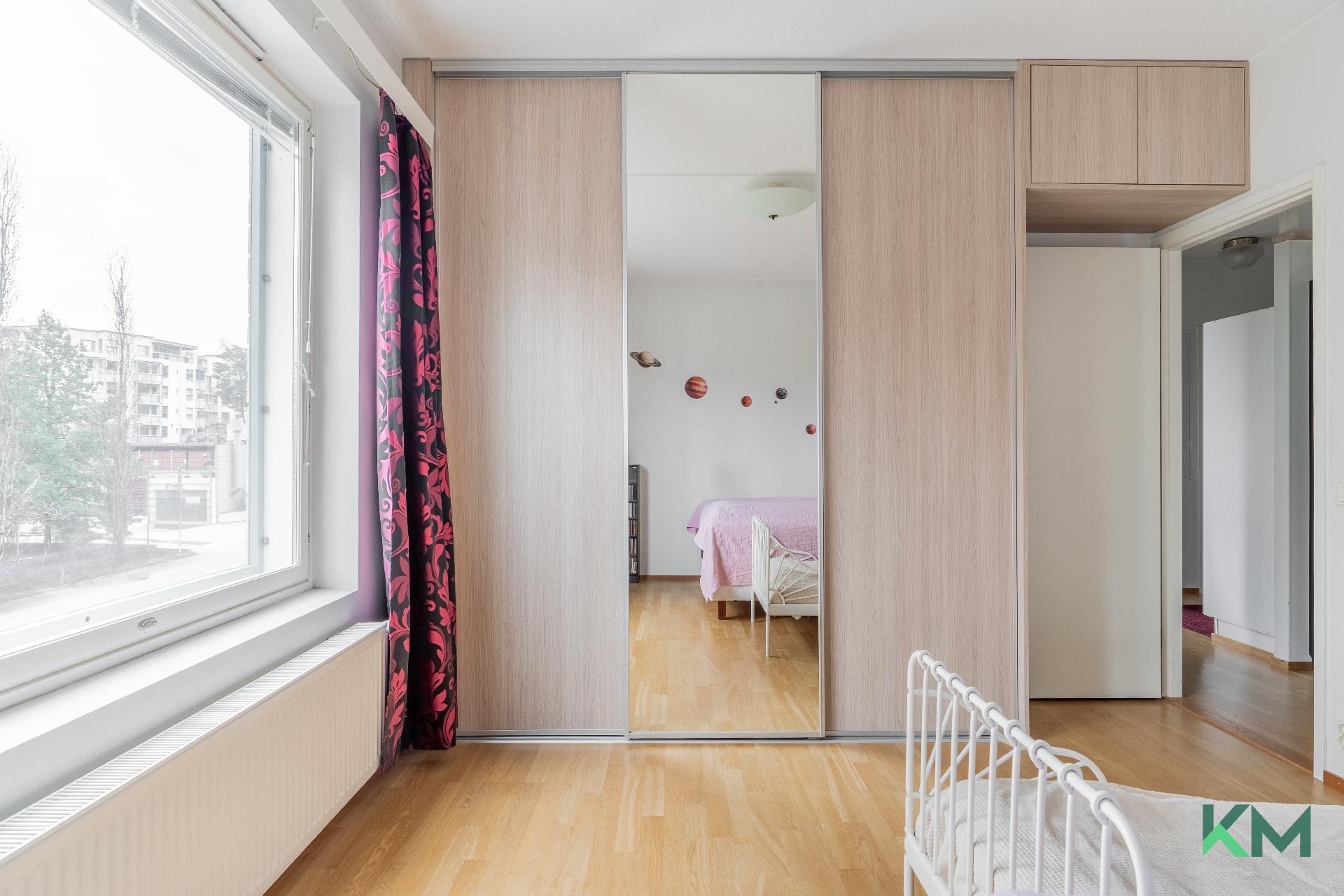 Isoimmassa makuuhuoneessa on uudet Inarian liukuovikaapistot mittojen mukaan. . 