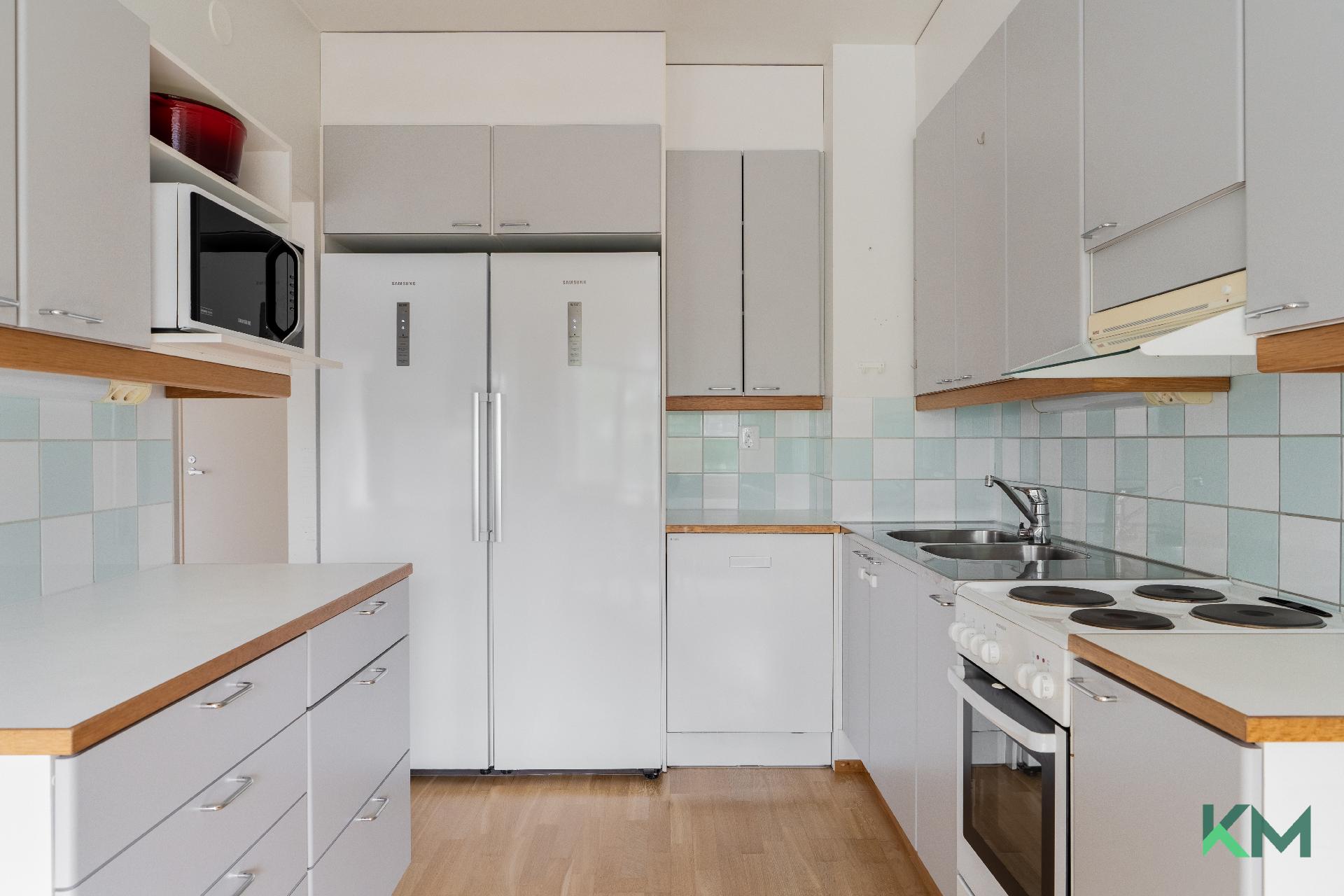 Keittiössä on muutaman vuoden vanhat kodinkoneet. 