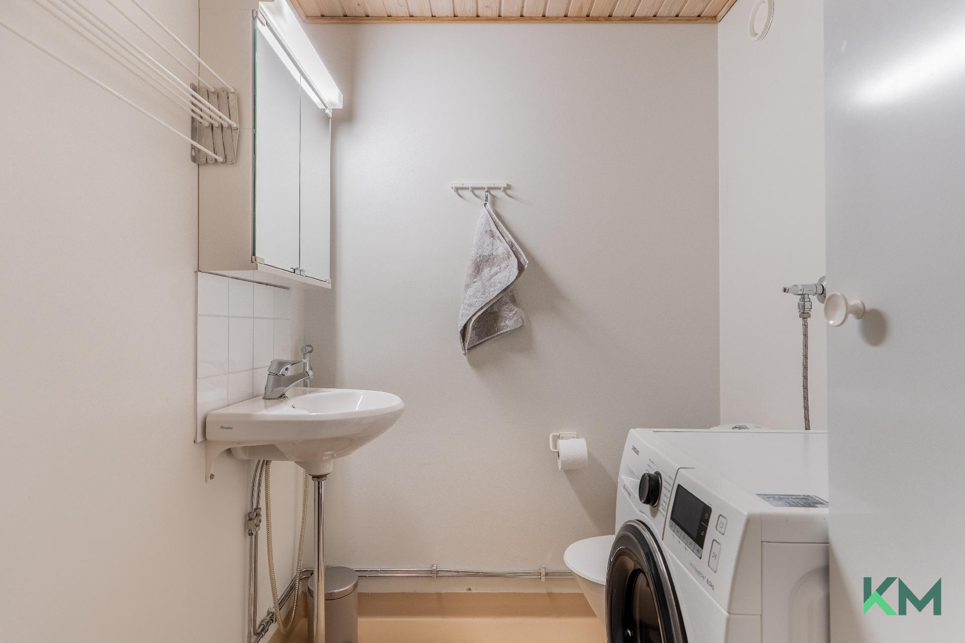 Huoneistossa on myös erillinen wc. 