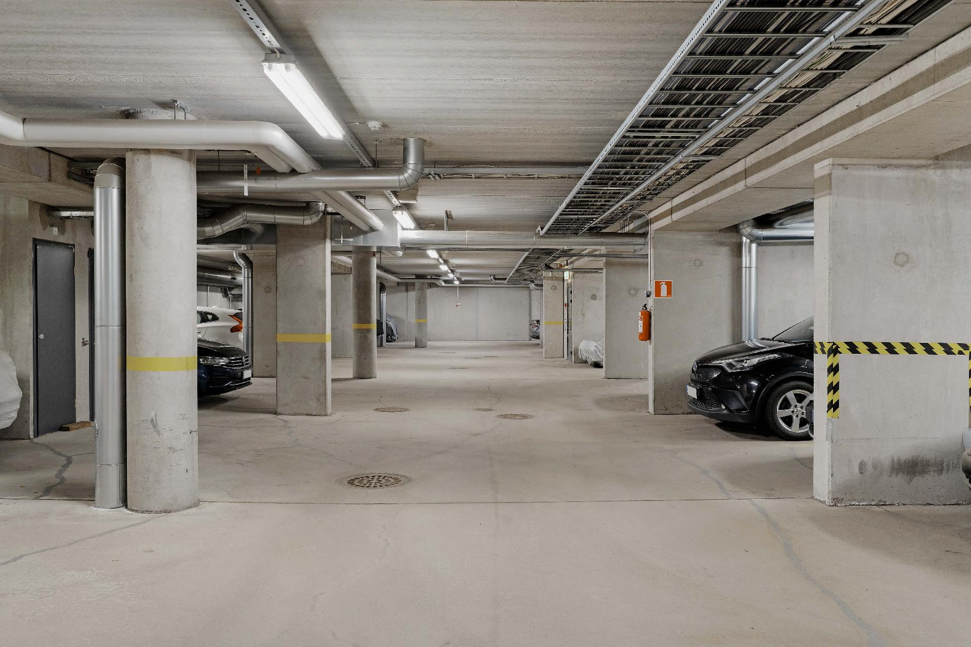 Yhtiön autohalli, jonne pääsee suoraan hissillä