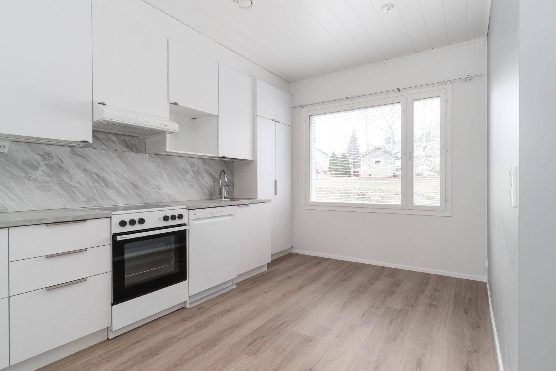 Keittiöön mahtuu ruokapöytä