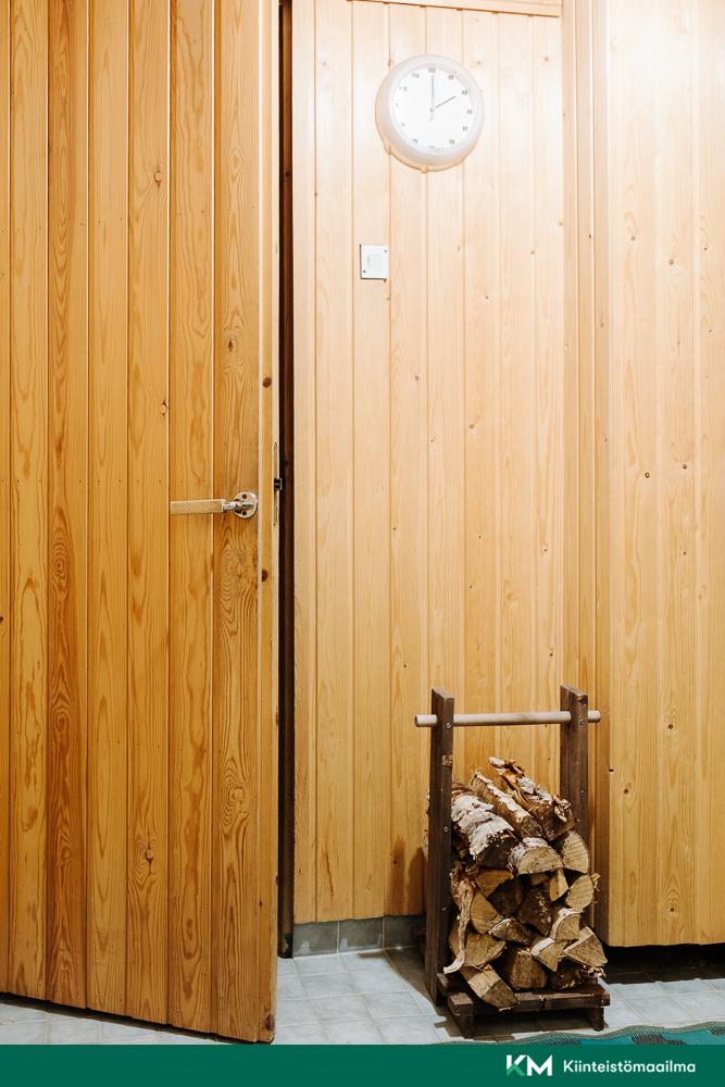 Taloyhtiön saunan pukuhuone