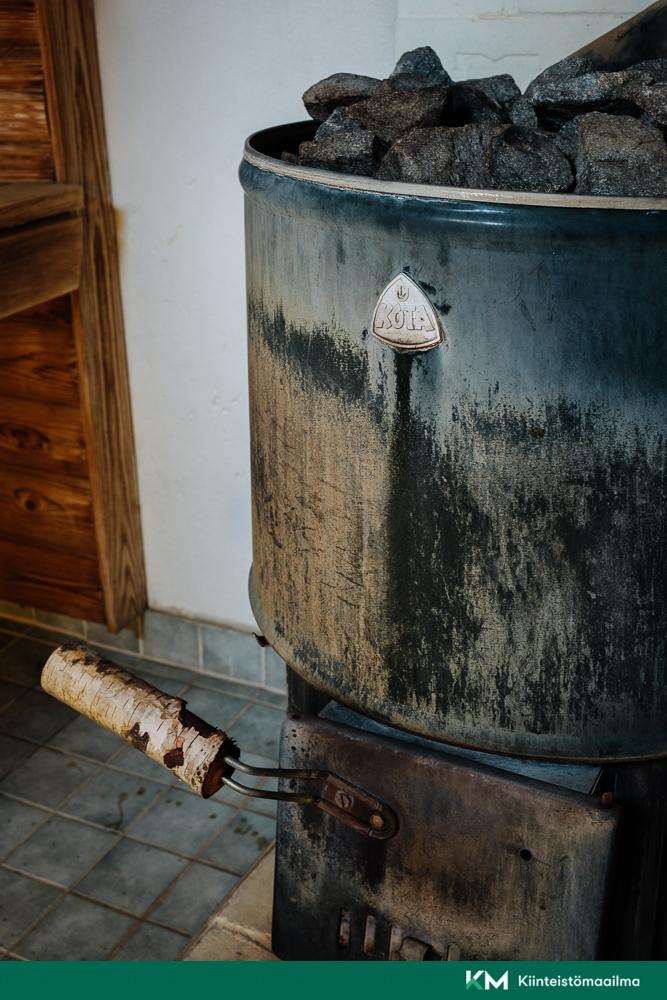 Talon sauna lämpiää puilla!