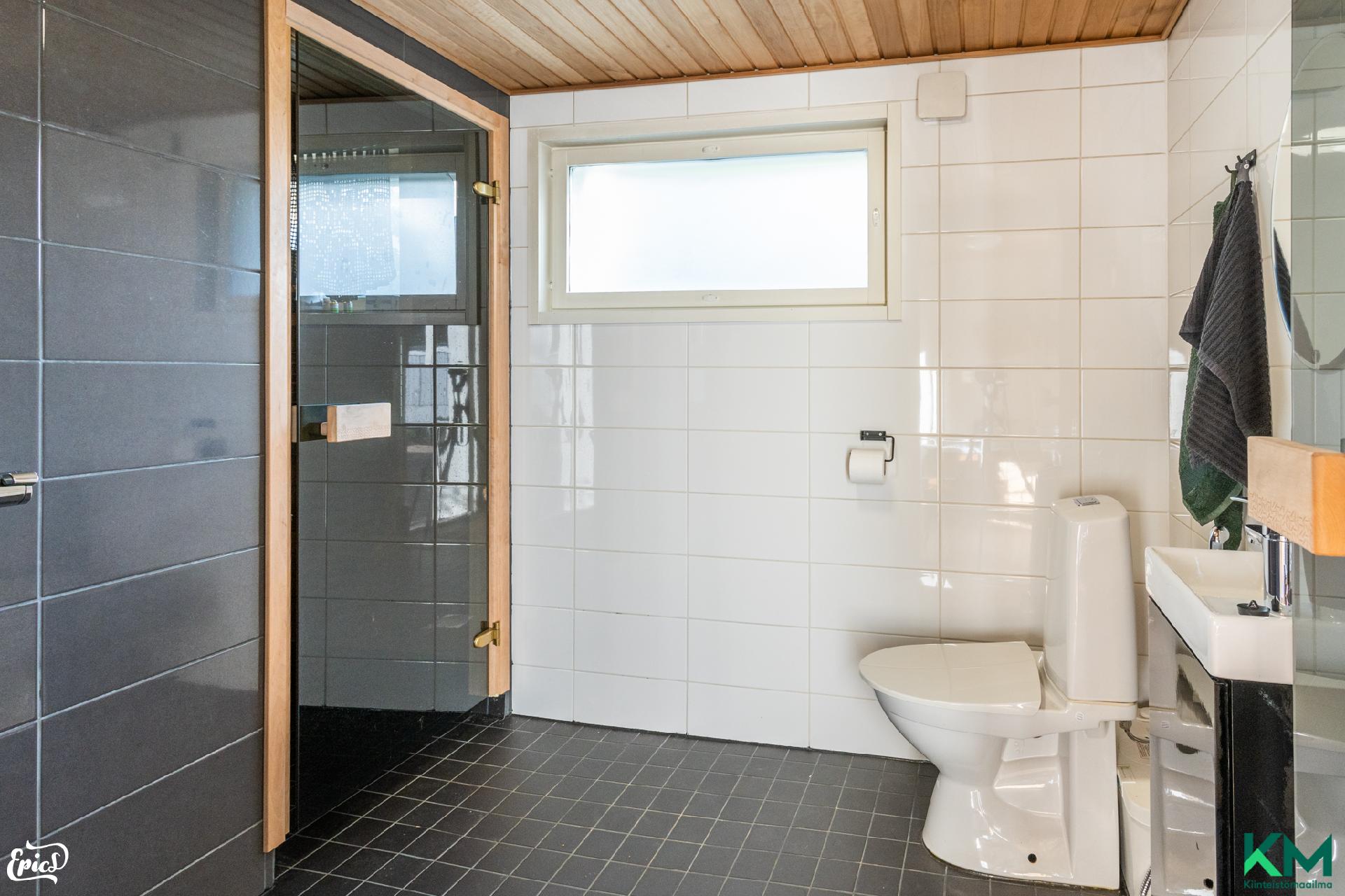 Myös pihasaunalla wc