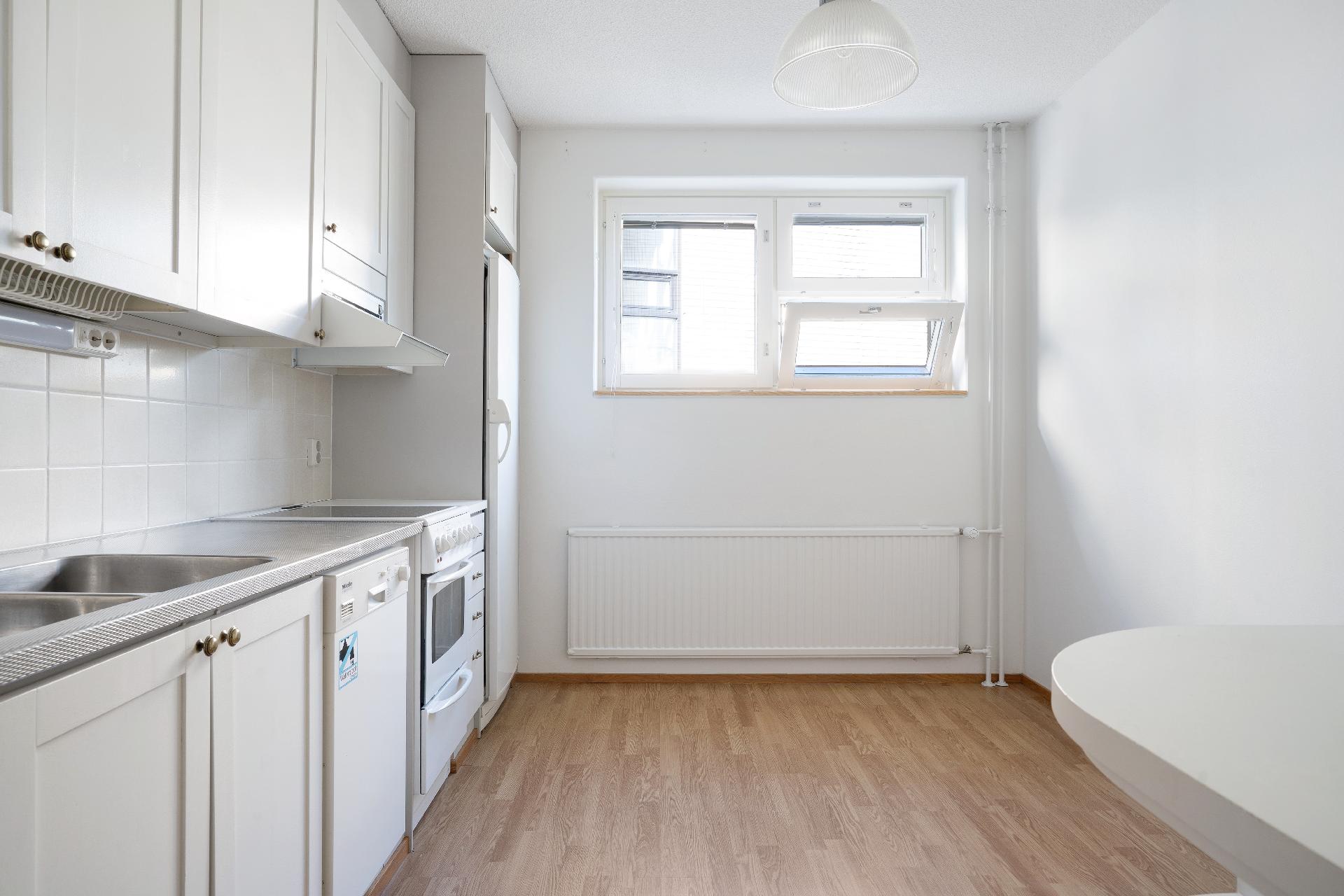 keittiöön mahtuu aamiaspöytä