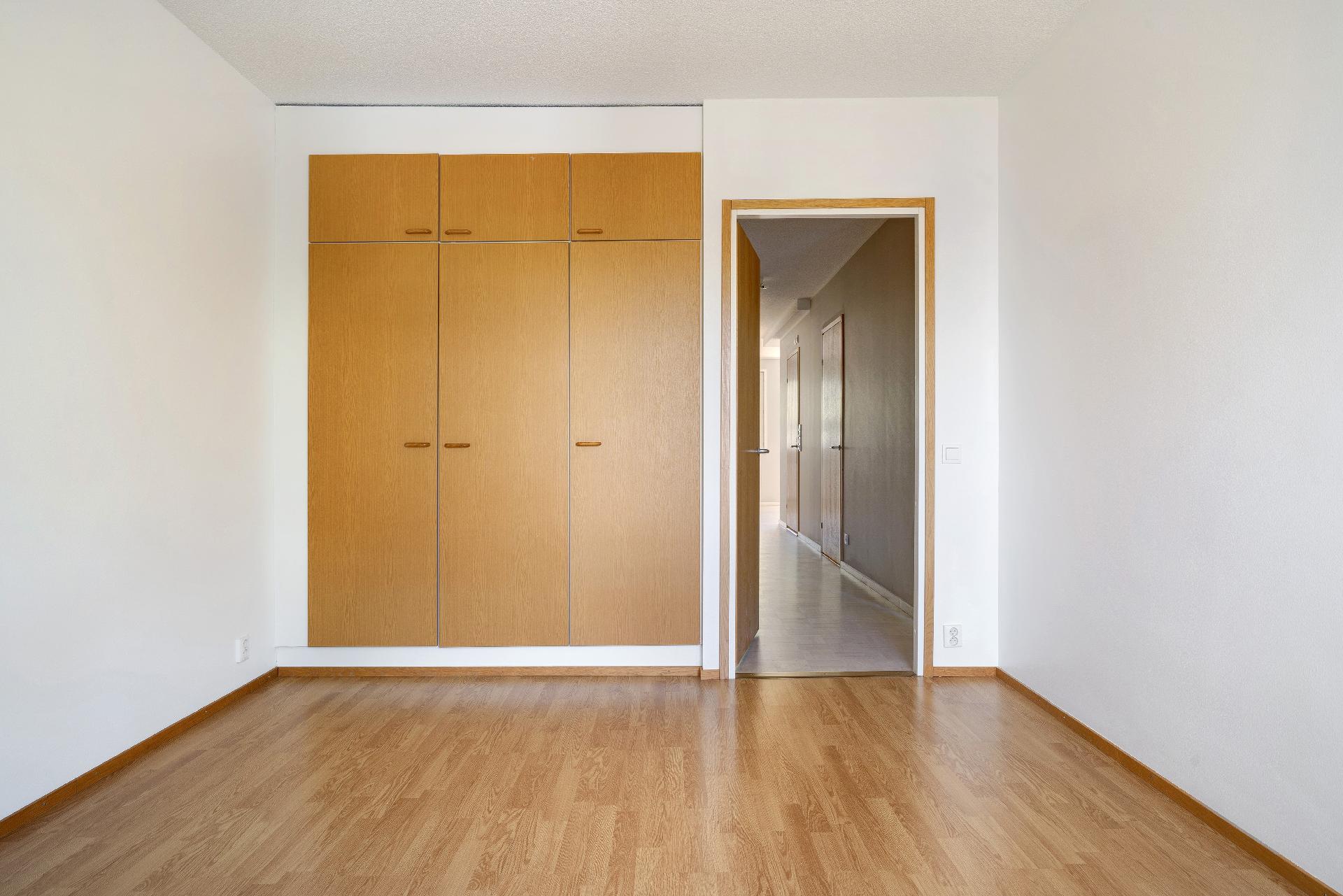 2. makuuhuoneen kaapisto